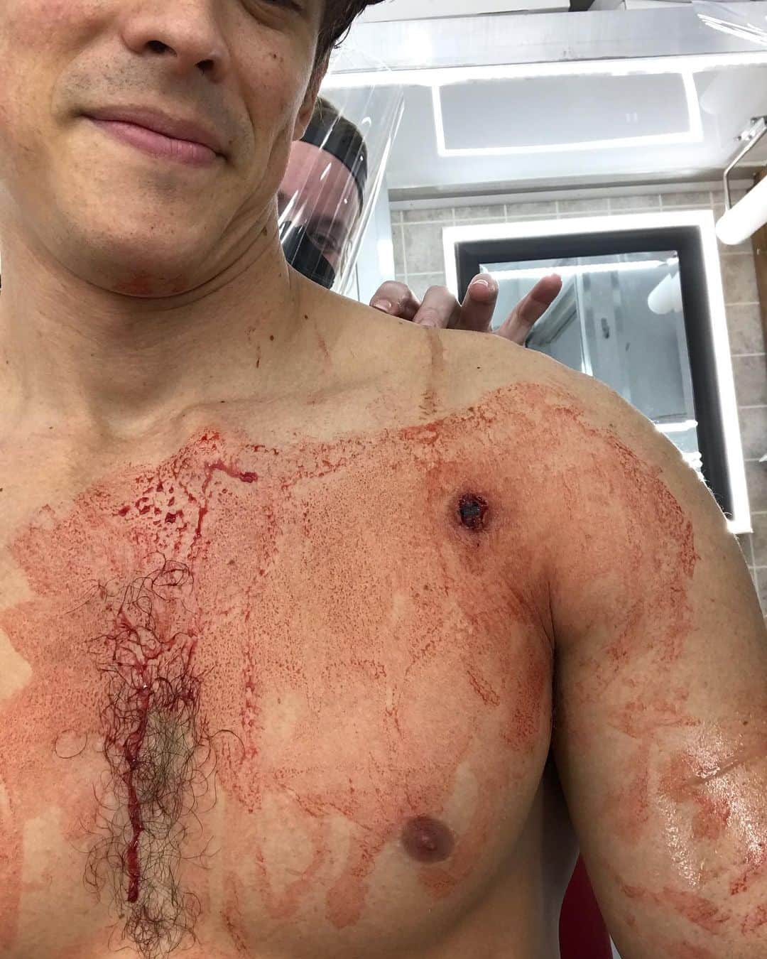 ブレントン・スウェイツさんのインスタグラム写真 - (ブレントン・スウェイツInstagram)「Titans s3 is now avail on @netflix worldwide (including AUS; @netflixanz ) This is shot of me getting shot. Spoiler alert. I get shot a few times this season. As you can see, just missed my heart and Dick lives on.  Fun make-up times with @jennomakeup」12月12日 12時41分 - brentonthwaites