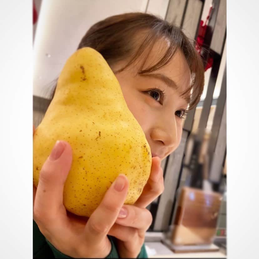 島津咲苗さんのインスタグラム写真 - (島津咲苗Instagram)「ちょっと頑張った後の休日の朝は 自分でフルーツ盛り合わせを作ります🍓 はぁ〜〜なんて贅沢なんだ...  2枚目は、先日食べた特大サイズの洋梨です(笑)  きのうは12月11日で「胃腸の日」だったそう。 久々に外食が続いて胃が疲れてきてる方、たまにはお腹を休めてくださいね^ ^ . . . #休日 #遅起き #たまにはいいよね #12時間睡眠  #朝ごはん #昼ごはん ⁈ #フルーツ #フルーツ好き #いちご #キウイ #ぶどう #グレープフルーツ #洋梨 #島津咲苗」12月12日 13時07分 - sanae_shimazu