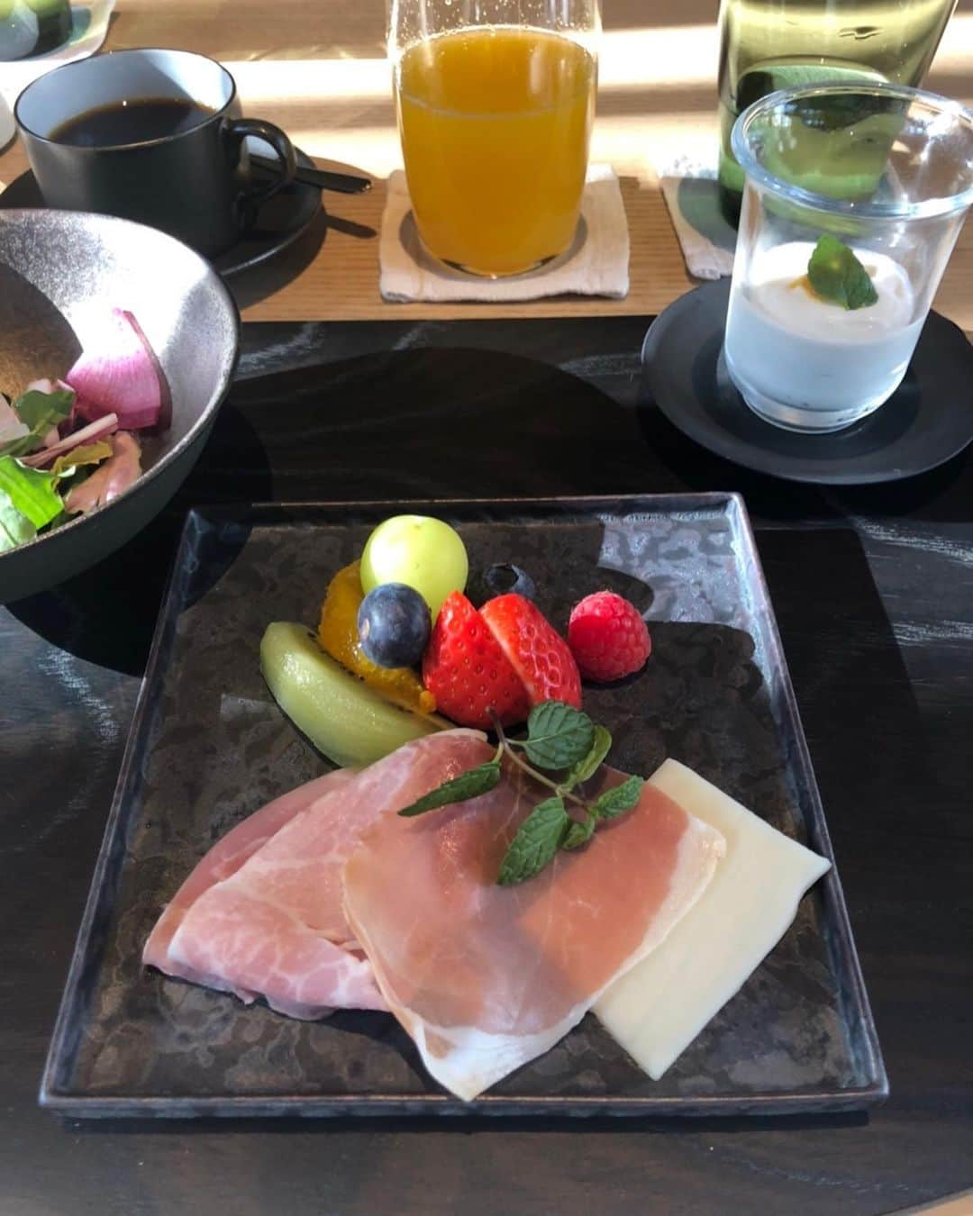 坂村かおるさんのインスタグラム写真 - (坂村かおるInstagram)「・ アマン京都の朝食‥ ・ 贅沢にも和食と洋食をお願いしました‥ ・  完全無農薬の京都米や旬の京野菜たっぷりの和朝食、スッポンの雑炊をチョイス。 ・ 京都大原の野たまごや焼き立てペストリーのアメリカンブレックファスト。 ・  エレガントなインテリアと床から天井まで続くガラスのドアが華やかなテラスへと続く美しい庭園を眺めながらの朝食をゆっくりとした時間を楽しみながら頂けます。 ・ ・  いつも「いいね♡」を頂きありがとうございます。 皆様のお言葉に励まされています☺️☺️  #美ST #美魔女 #team美魔女 #クィーンオブ美魔女 #国民的美魔女コンテスト #坂村かおる #トータルビューティーアドバイザー #美しく老いる #美容好きと繋がりたい #コスメ好きと繋がりたい #ファッション好きと繋がりたい #今日のコーデ #お洋服好きと繋がりたい #美魔女が変わる #美意識高い人と繋がりたい #トータルバランス #アマン京都 #amankyotobreakfast」12月12日 13時25分 - kaoru.sakamura