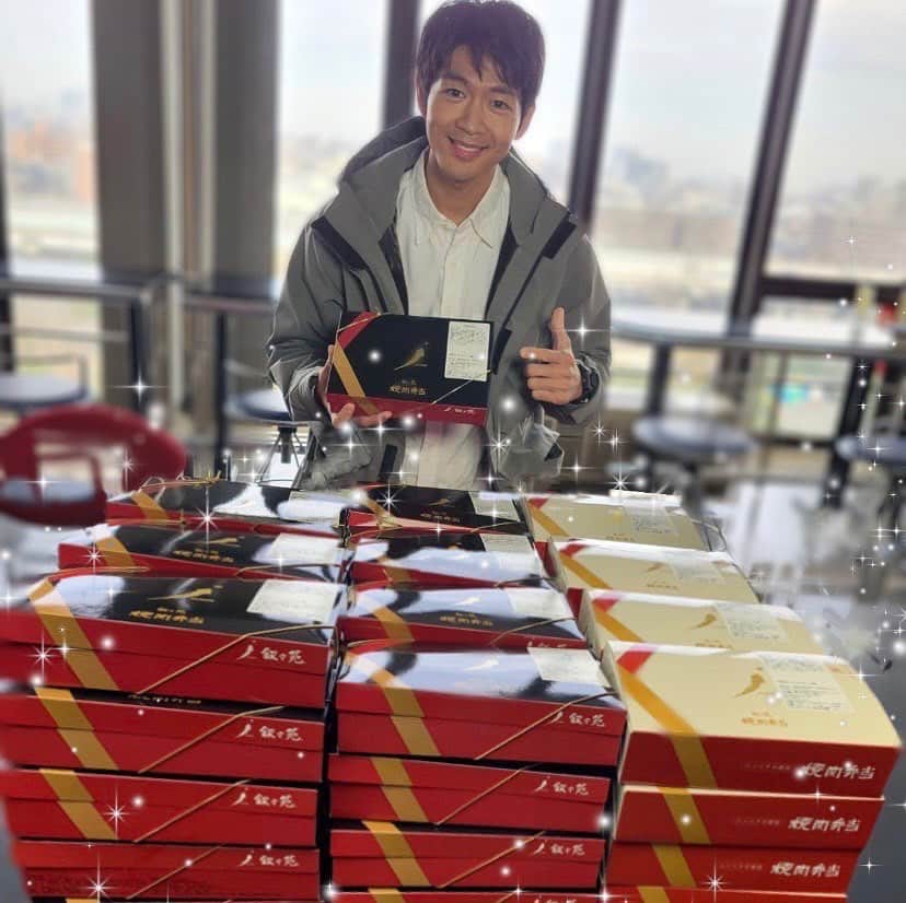 最愛のインスタグラム：「今日のお昼は、オールスター感謝祭で松下さんが華麗なるアーチェリーさばきで、見事に勝ち取った叙々苑弁当です‼️  いただきます🙏✨  #最愛ドラマ #tbs #松下洸平 #最終話12月17日夜10時」