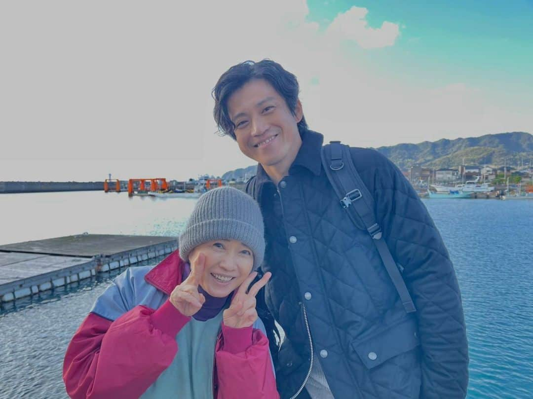 日本沈没-希望のひと-のインスタグラム：「天海のお母さんを演じたとてもキュートな #風吹ジュン さん。  最終回では天海が実家に帰ります。 かけがえのない日常がほんとに幸せと 感じるシーンです。  そして、全員が移民を受け入れるわけではないという事実とも向き合うことに  #日本沈没 #日本沈没希望のひと」