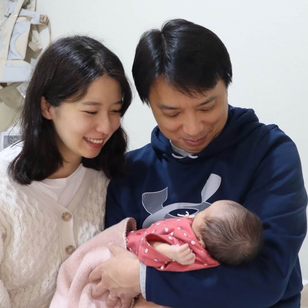 のインスタグラム：「待望の赤ちゃんが生まれました🐰🍒  まんまるなので、「まるちゃん」と呼んでください🌕♩  コロナ禍での妊娠生活はとにかく孤独で、つわりも酷く寝込んでばかりの日々でした。  夫はいつも愚痴ひとつこぼさず家事炊事をニコニコしながらやってくれて、わたしが夜中にトイレに起きると転ばないようについてきてくれる、妻バカ？親バカ？なやさしい人です。  彼がパパなんて生まれてくる子はどれだけ幸せなんだろう、心からそう思える方と結婚しました。☺️💐  入院中は夫さえも面会禁止で、不安いっぱいの母子同室生活でした。 あまりにも小さくて、壊れそうで、今でも触れるたびにドキドキしています…💓  新生児はまだ見えてないとか反射だというけれど、目が合うと笑っている気がして、そのたびに思わず微笑み返してしまいます。☀️  きゅぴ〜〜〜って音出すのたまらないし、＼ヘエッ‼️／て言うのが好きです🥺  まるちゃんは目をつぶっていると夫似で、開いているとわたしの小さい頃にも似ています👀❤️ あまりにもミニ旦那ちゃんすぎて、夫のこともついでに可愛く見えてくるのが不思議です…恐るべし母性（笑）  毎晩開催される抱っこ耐久レースは、「疲れたら寝る　大きくなったらいずれ寝る」と自分に言い聞かせながら付き合っています💪  ちっちゃいものクラブ１号👶と１ぴょん🐰引率、母ちゃん頑張るぞ〜〜〜‼️」