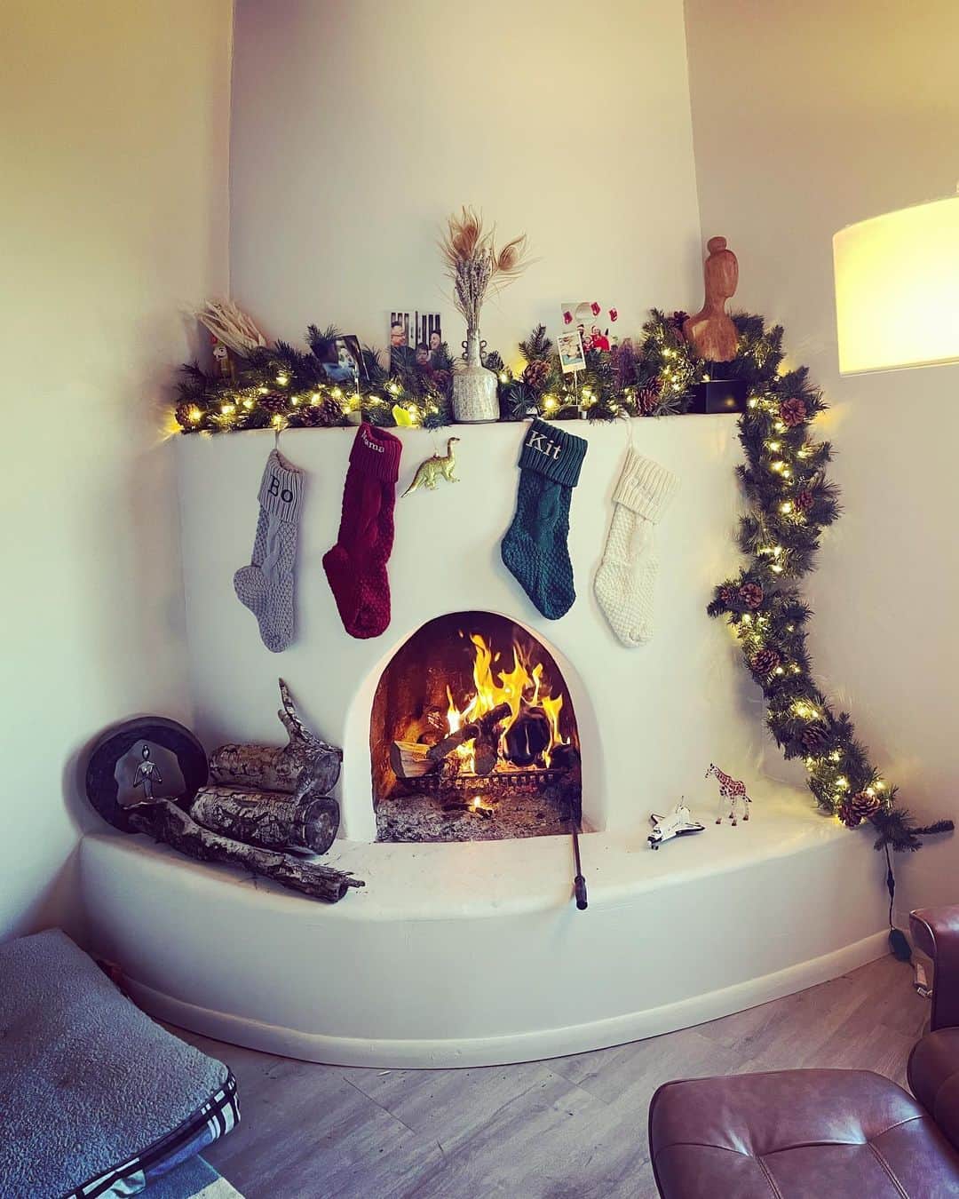 シャーロット・ケイト・フォックスのインスタグラム：「Home. 🏡 🎄👩‍🍼 🎨」