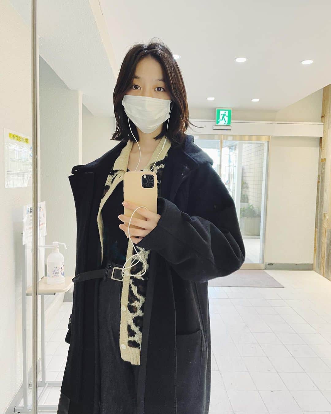 坂東希のインスタグラム：「この上着！ 新しいの！ でも細かい可愛さ写ってない！ 自撮りむずい！ 今日天気良かったね☀️ でも良く考えたら、もう12月なのに 秋みたいだったね🍁  #着せ替えのんこ #ベルトピョーン」