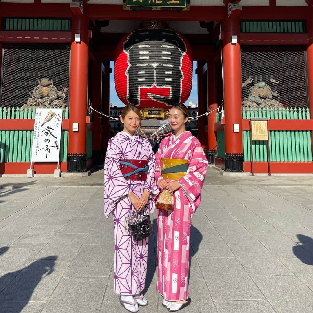 市原彩花さんのインスタグラム写真 - (市原彩花Instagram)「着物で浅草観光👘🌸  We wore a kimono in Asakusa🏮 This is one of the most popular tourist destinations in Tokyo🎌  マナちゃんと浅草ランチしたよ☺️ 普通にランチする予定だったのに、マナちゃんが全部素敵にプランニングしてくれた❣️ 予約や、家までのお迎えまでしてくれてまじイケメンすぎた🥺💖ラブ🥺💖  5年ぶり？くらいに会ったけど、つもる話があり過ぎた🥰 また遊ぼう〜😍  そして人力車のお兄さん、写真上手すぎ😳✨ じみぃちゃんありがとう🥷📸  🖋直筆年賀状の応募方法、ストーリーとハイライトに載せたのでチェックお願いします☺️  #浅草#浅草観光#asakusa#浅草寺#着物#kimono#雷門#thundergate#japan#japantravel#japanesegirl#tokyo#東京観光#東京#バサラ」12月12日 16時58分 - ayaka_ichihara