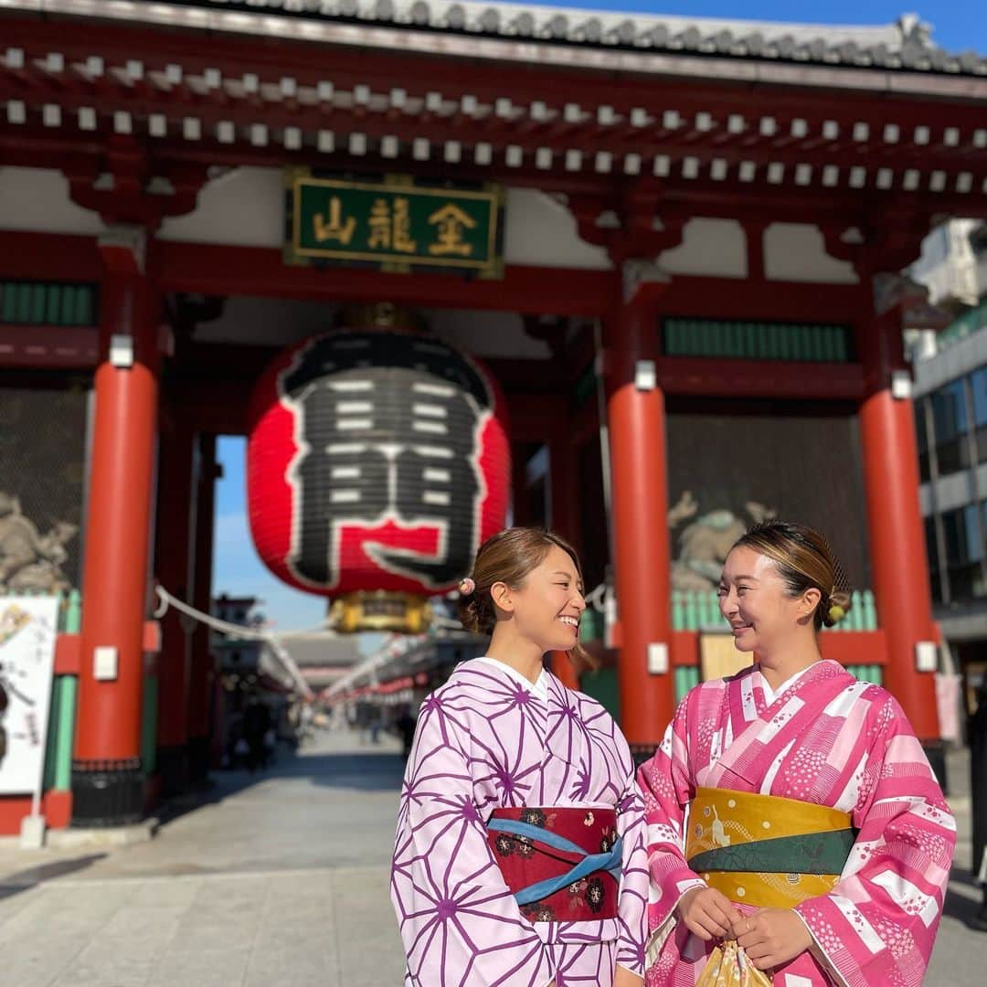 市原彩花さんのインスタグラム写真 - (市原彩花Instagram)「着物で浅草観光👘🌸  We wore a kimono in Asakusa🏮 This is one of the most popular tourist destinations in Tokyo🎌  マナちゃんと浅草ランチしたよ☺️ 普通にランチする予定だったのに、マナちゃんが全部素敵にプランニングしてくれた❣️ 予約や、家までのお迎えまでしてくれてまじイケメンすぎた🥺💖ラブ🥺💖  5年ぶり？くらいに会ったけど、つもる話があり過ぎた🥰 また遊ぼう〜😍  そして人力車のお兄さん、写真上手すぎ😳✨ じみぃちゃんありがとう🥷📸  🖋直筆年賀状の応募方法、ストーリーとハイライトに載せたのでチェックお願いします☺️  #浅草#浅草観光#asakusa#浅草寺#着物#kimono#雷門#thundergate#japan#japantravel#japanesegirl#tokyo#東京観光#東京#バサラ」12月12日 16時58分 - ayaka_ichihara