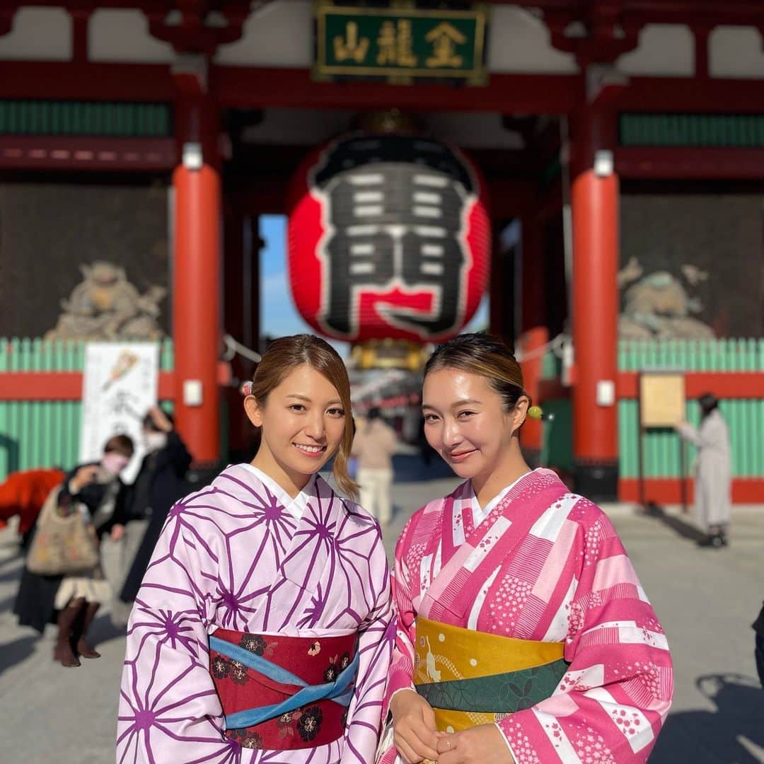 のインスタグラム：「着物で浅草観光👘🌸  We wore a kimono in Asakusa🏮 This is one of the most popular tourist destinations in Tokyo🎌  マナちゃんと浅草ランチしたよ☺️ 普通にランチする予定だったのに、マナちゃんが全部素敵にプランニングしてくれた❣️ 予約や、家までのお迎えまでしてくれてまじイケメンすぎた🥺💖ラブ🥺💖  5年ぶり？くらいに会ったけど、つもる話があり過ぎた🥰 また遊ぼう〜😍  そして人力車のお兄さん、写真上手すぎ😳✨ じみぃちゃんありがとう🥷📸  🖋直筆年賀状の応募方法、ストーリーとハイライトに載せたのでチェックお願いします☺️  #浅草#浅草観光#asakusa#浅草寺#着物#kimono#雷門#thundergate#japan#japantravel#japanesegirl#tokyo#東京観光#東京#バサラ」