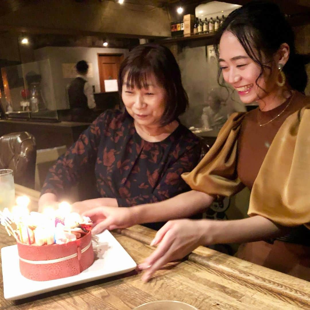 緑川静香さんのインスタグラム写真 - (緑川静香Instagram)「先日、大好きなママの遅れたお誕生日会をしました☺️❤️ ⁡ お財布が欲しいとのことで、銀座でお財布を見て周りプレゼント🎁 ⁡ そこから二人とも大好物のお鮨屋さんへ🍣✨✨✨ ママは好物のイカ🦑に大興奮！！！ ⁡ そして次はBARでサプライズ🎂 今年はケーキに力を入れてみました❣️ ⁡ 大好きなイカを持ったママの写真と飼ってる黒猫のクロを…☺️ それに気付いたママは大爆笑🤣🤣🤣❤️ 楽しそうな写真をご覧くださいwww ⁡ お手紙を読んで号泣。笑 ⁡ 喜んでくれてよかった🥰 またYouTubeに載せるかも⁉︎💓 ⁡ 大好きなママの幸せな笑顔を見る為にこれからも精進していきます❤️❤️❤️ 改めておめでとう😌🎉㊗️✨✨✨✨  #happybirthday #mymother  #ママの喜ぶ顔が見られて幸せ #この日のために一年頑張るんだから笑💪 #いい日だった💓」12月12日 17時01分 - midorikawa_shizuka