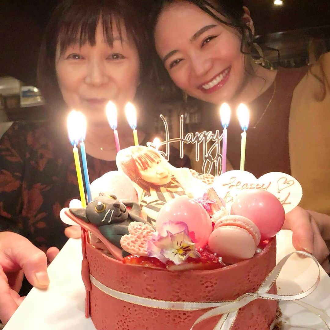 緑川静香のインスタグラム：「先日、大好きなママの遅れたお誕生日会をしました☺️❤️ ⁡ お財布が欲しいとのことで、銀座でお財布を見て周りプレゼント🎁 ⁡ そこから二人とも大好物のお鮨屋さんへ🍣✨✨✨ ママは好物のイカ🦑に大興奮！！！ ⁡ そして次はBARでサプライズ🎂 今年はケーキに力を入れてみました❣️ ⁡ 大好きなイカを持ったママの写真と飼ってる黒猫のクロを…☺️ それに気付いたママは大爆笑🤣🤣🤣❤️ 楽しそうな写真をご覧くださいwww ⁡ お手紙を読んで号泣。笑 ⁡ 喜んでくれてよかった🥰 またYouTubeに載せるかも⁉︎💓 ⁡ 大好きなママの幸せな笑顔を見る為にこれからも精進していきます❤️❤️❤️ 改めておめでとう😌🎉㊗️✨✨✨✨  #happybirthday #mymother  #ママの喜ぶ顔が見られて幸せ #この日のために一年頑張るんだから笑💪 #いい日だった💓」