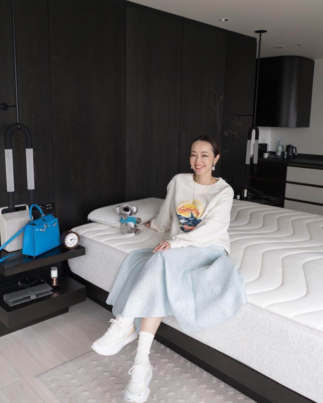 翁安芸さんのインスタグラム写真 - (翁安芸Instagram)「Escape in the city💫 @koala.jp @kimptonshinjukutokyo   昨年10月に新宿にオープンしたお洒落なキンプトンホテルの一室で、コアラマットレスの新商品"New コアラマットレス BAMBOO"を体験してきました🛌🐨✨  ふかふかで吸い込まれるような気持ちよさに、寝転がるとさらに心地よさを感じ睡眠の質が上がりそう…😌💫  このNew コアラマットレス BAMBOOは、これまでのコアラ商品の良いところを全て詰め込んだスペシャル🙌🏻 身体の形状に沿って５つのゾーンに分かれた多層構造のフォームスプリングに、さらにマットレスの上の部分をひっくり返し「ふつう」と「かため」と柔らかさを簡単に調整できる今までなかった発想の優秀マットレス🌟  また、通気性に優れた竹炭入りで、湿気を吸収し温度調節、抗菌性が高いなど、魅力的な要素をたくさん感じ…  『良質なものを身近に、手軽に、気持ちよく』というブランドコンセプトにも共感🐨✨  お部屋からの景色もよく、気持ちのいいマットレスでリラックスした後は、１階のカフェでコアラマットレスとキンプトンホテルのコラボドリンクを。爽やかな甘さで美味しかったです💙  すっかりコアラマットレスに魅了され、我が家のマットレスとピローもそろそろ新調しようかな😌💭💫🌟  #コアラマットレス #NewコアラマットレスBAMBOO #KoalaxKimptonShinjukuTokyo #キンプトンホテル #マットレス #sponsored #眠りの常識をひっくり返す #コアラマットレス #SDGs #AkiWeng #翁安芸」12月12日 17時19分 - akinyc