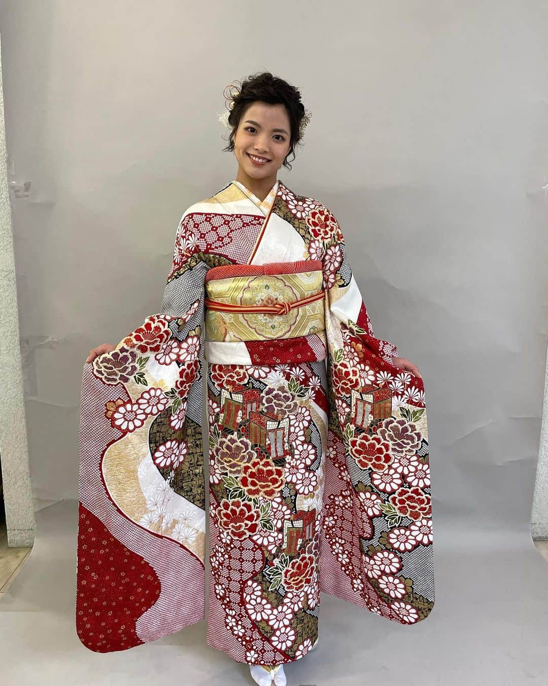 阿部詩さんのインスタグラム写真 - (阿部詩Instagram)「2021/12/12👘 ［神戸市成人お祝いの会］ 素敵な振袖を用意していただきました😌 ありがとうございます。  #鈴乃屋」12月12日 17時29分 - abe_uta