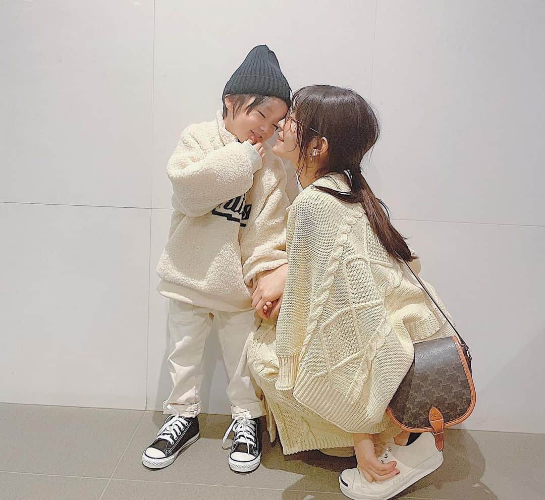 のインスタグラム：「親子コーデ✌︎  2人ともホワイトコーデです。  注文してたお洋服が届いたので親子で着てみました〜。  わたしのセットアップと 息子のモコモコトップスが 　@petitangemonmignon さんの ものです✌︎  あいとがかわいい、服もめちゃかわ、現場からは以上です📸  #親子コーデ#ootd#code#シンママ#4歳児」
