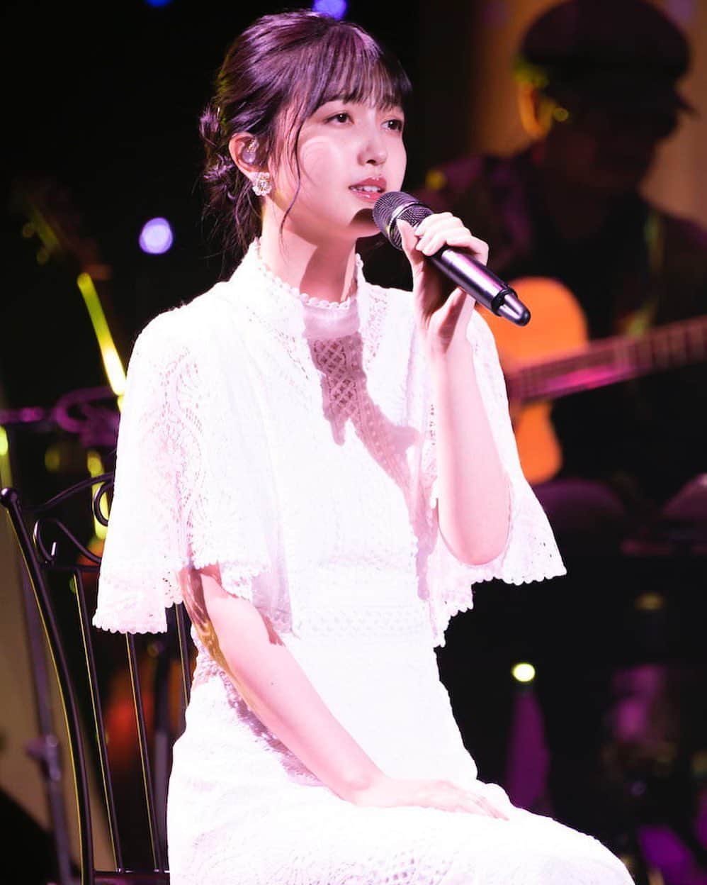 久保史緒里ファンアカウントのインスタグラム：「歌うしおりさん #乃木坂46 #久保史緒里 #久保ちゃん #毎日久保史緒里 #久保ちゃん白すぎ可愛すぎ  #久保史緒里さんしか #毎日がkuboshioriday」