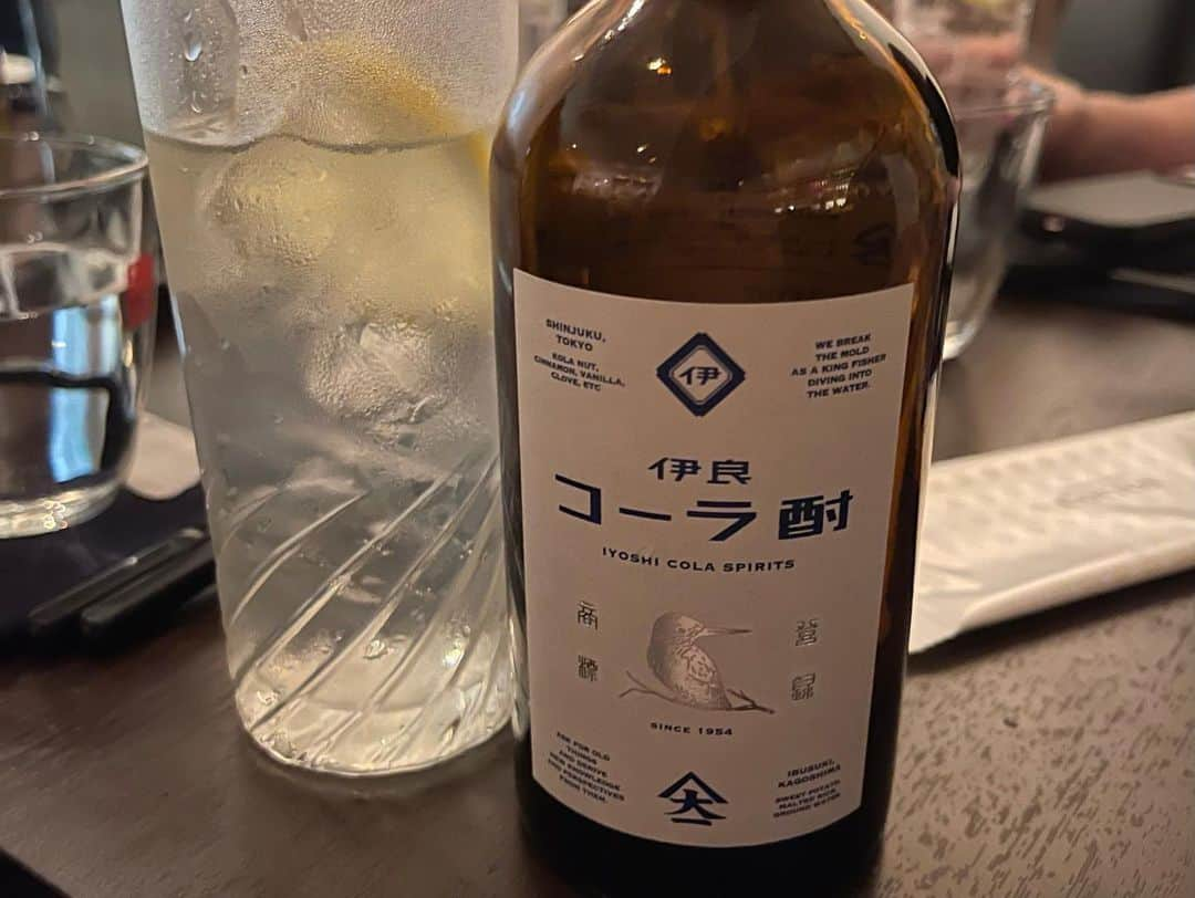 青木良文さんのインスタグラム写真 - (青木良文Instagram)「鹿児島、奄美、焼酎開運旅へ。  焼酎は火の気が強く、ヤル気や元気、華やかさを与えてくれるとも。 慌しい師走にぴったり、パワーチャージです！  鹿児島ではいも焼酎 奄美では黒糖焼酎の蔵元へ。  いも焼酎は、貯蓄運 黒糖焼酎は、金運にも効果あるそうなので、今年の年末年始には是非飲みたいお酒のひとつですね。 特に気が上がるソーダ割がおすすめ。 ロックやお湯割りなど、さまざまな飲み方が出来るのも魅力ですし、運気も資源されて一石二鳥〜。  写真1. 仙巌園からの雄大な桜島 山を観ると変化の気が得られるそうで、変換期のいま、いただきたいパワーのひとつ。 鹿児島の仙巌園は、島津家19代光久によって築かれた薩摩藩主島津家の別邸。どこを切り取っても美しく、かなりパワースポットでした。  写真2. 焼酎バー　礎にておすすめ芋焼酎の飲み比べ。どれも個性豊かな味わい  写真3. 大人気の伊良コーラと鹿児島指宿の大山商店のコラボ酎　伊良コーラ酎は刺激的な美味  写真4-5. 鹿児島　新平酒造の蔵はサイコーに素敵で焼酎も華やか。美味しかった大金の露  写真6-7. 鹿児島　八千代伝酒造は原料から生産しているこだわりが、味の奥深さに。素晴らしいクリオとつるし八千代伝。  写真8. 奄美　富田酒造も訪問。琥珀がおすすめ。  写真9. 奄美　西平酒造では、加那が美味しかったです。  写真10. 2022年ラッキーなマルチカラーが満載の鹿児島の仙巌園の薩摩切子のギャラリーショップで。  旅は心や思考、運気も刺激してくれます。 まだまだ、移動にも制限がありますが、気をつけながら、旅して運気アップです！  #旅して運気上昇　#山を見なくては　#いも焼酎 #黒糖焼酎 #焼酎バー礎 #伊良コーラ酎 #大山商店 #新平酒造 #八千代伝酒造 #富田酒造 #西平酒造 #仙巌園 #薩摩切子 #マルチカラーがラッキー」12月12日 18時08分 - aokiyoshifumi