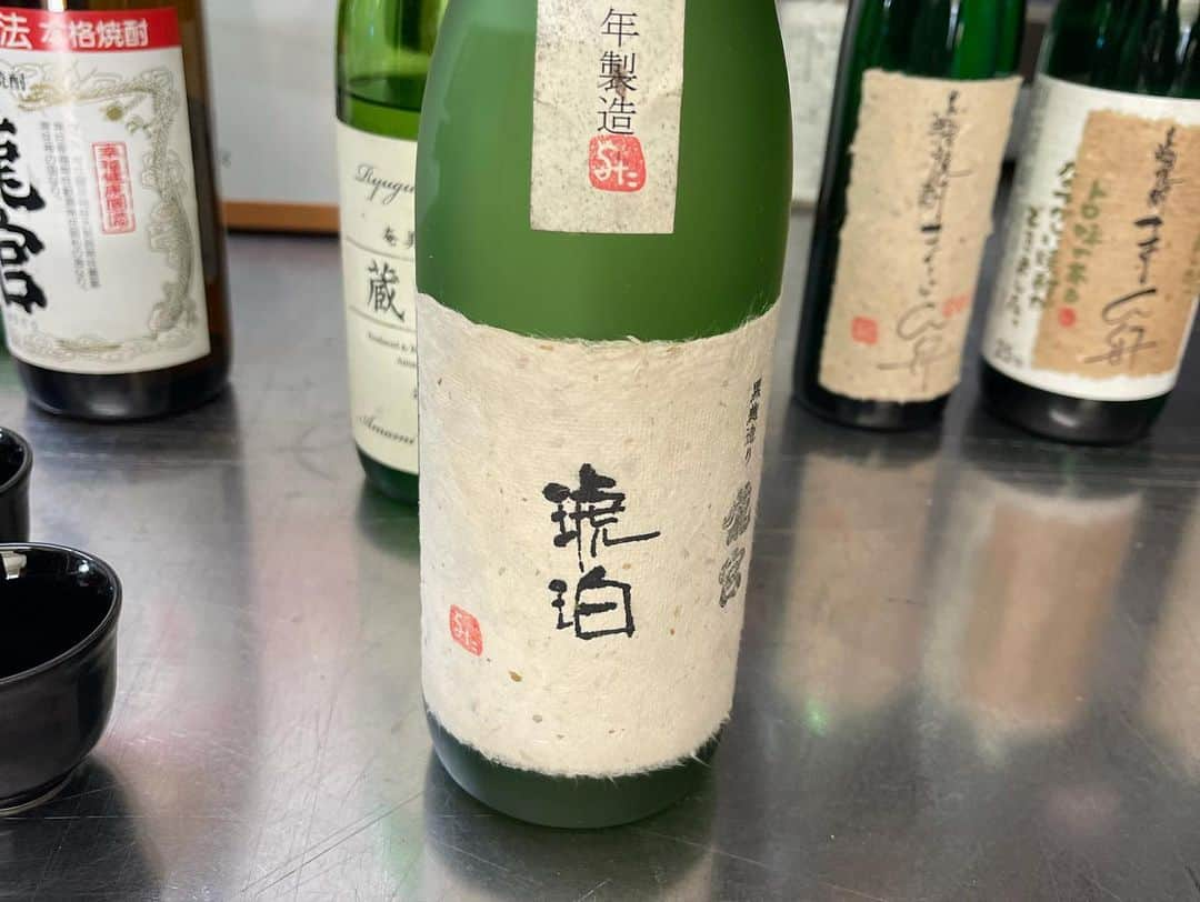 青木良文さんのインスタグラム写真 - (青木良文Instagram)「鹿児島、奄美、焼酎開運旅へ。  焼酎は火の気が強く、ヤル気や元気、華やかさを与えてくれるとも。 慌しい師走にぴったり、パワーチャージです！  鹿児島ではいも焼酎 奄美では黒糖焼酎の蔵元へ。  いも焼酎は、貯蓄運 黒糖焼酎は、金運にも効果あるそうなので、今年の年末年始には是非飲みたいお酒のひとつですね。 特に気が上がるソーダ割がおすすめ。 ロックやお湯割りなど、さまざまな飲み方が出来るのも魅力ですし、運気も資源されて一石二鳥〜。  写真1. 仙巌園からの雄大な桜島 山を観ると変化の気が得られるそうで、変換期のいま、いただきたいパワーのひとつ。 鹿児島の仙巌園は、島津家19代光久によって築かれた薩摩藩主島津家の別邸。どこを切り取っても美しく、かなりパワースポットでした。  写真2. 焼酎バー　礎にておすすめ芋焼酎の飲み比べ。どれも個性豊かな味わい  写真3. 大人気の伊良コーラと鹿児島指宿の大山商店のコラボ酎　伊良コーラ酎は刺激的な美味  写真4-5. 鹿児島　新平酒造の蔵はサイコーに素敵で焼酎も華やか。美味しかった大金の露  写真6-7. 鹿児島　八千代伝酒造は原料から生産しているこだわりが、味の奥深さに。素晴らしいクリオとつるし八千代伝。  写真8. 奄美　富田酒造も訪問。琥珀がおすすめ。  写真9. 奄美　西平酒造では、加那が美味しかったです。  写真10. 2022年ラッキーなマルチカラーが満載の鹿児島の仙巌園の薩摩切子のギャラリーショップで。  旅は心や思考、運気も刺激してくれます。 まだまだ、移動にも制限がありますが、気をつけながら、旅して運気アップです！  #旅して運気上昇　#山を見なくては　#いも焼酎 #黒糖焼酎 #焼酎バー礎 #伊良コーラ酎 #大山商店 #新平酒造 #八千代伝酒造 #富田酒造 #西平酒造 #仙巌園 #薩摩切子 #マルチカラーがラッキー」12月12日 18時08分 - aokiyoshifumi