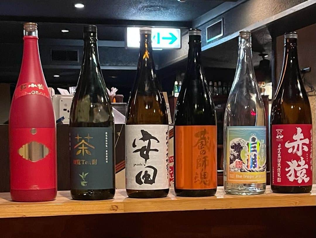 青木良文さんのインスタグラム写真 - (青木良文Instagram)「鹿児島、奄美、焼酎開運旅へ。  焼酎は火の気が強く、ヤル気や元気、華やかさを与えてくれるとも。 慌しい師走にぴったり、パワーチャージです！  鹿児島ではいも焼酎 奄美では黒糖焼酎の蔵元へ。  いも焼酎は、貯蓄運 黒糖焼酎は、金運にも効果あるそうなので、今年の年末年始には是非飲みたいお酒のひとつですね。 特に気が上がるソーダ割がおすすめ。 ロックやお湯割りなど、さまざまな飲み方が出来るのも魅力ですし、運気も資源されて一石二鳥〜。  写真1. 仙巌園からの雄大な桜島 山を観ると変化の気が得られるそうで、変換期のいま、いただきたいパワーのひとつ。 鹿児島の仙巌園は、島津家19代光久によって築かれた薩摩藩主島津家の別邸。どこを切り取っても美しく、かなりパワースポットでした。  写真2. 焼酎バー　礎にておすすめ芋焼酎の飲み比べ。どれも個性豊かな味わい  写真3. 大人気の伊良コーラと鹿児島指宿の大山商店のコラボ酎　伊良コーラ酎は刺激的な美味  写真4-5. 鹿児島　新平酒造の蔵はサイコーに素敵で焼酎も華やか。美味しかった大金の露  写真6-7. 鹿児島　八千代伝酒造は原料から生産しているこだわりが、味の奥深さに。素晴らしいクリオとつるし八千代伝。  写真8. 奄美　富田酒造も訪問。琥珀がおすすめ。  写真9. 奄美　西平酒造では、加那が美味しかったです。  写真10. 2022年ラッキーなマルチカラーが満載の鹿児島の仙巌園の薩摩切子のギャラリーショップで。  旅は心や思考、運気も刺激してくれます。 まだまだ、移動にも制限がありますが、気をつけながら、旅して運気アップです！  #旅して運気上昇　#山を見なくては　#いも焼酎 #黒糖焼酎 #焼酎バー礎 #伊良コーラ酎 #大山商店 #新平酒造 #八千代伝酒造 #富田酒造 #西平酒造 #仙巌園 #薩摩切子 #マルチカラーがラッキー」12月12日 18時08分 - aokiyoshifumi