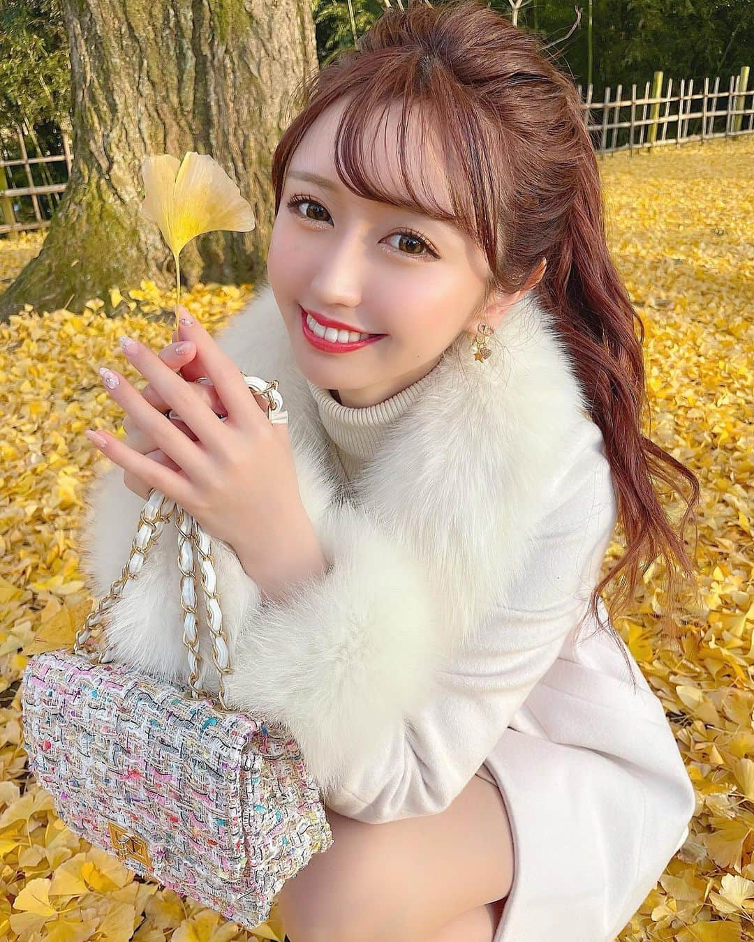 伊上あやさんのインスタグラム写真 - (伊上あやInstagram)「イチョウ見っけ💛  new ヘアカラー🍓 今回はピンクブラウンにしてもらったよ！ やっぱり冬はピンクだね💘 ちばちゃんありがとっ！ @chibachaan   #イチョウ並木 #イチョウ #イチョウの木 #冬コーデ #冬服コーデ #デートコーデ #ビジョビ #ファーコート」12月12日 18時27分 - o.aya_0613