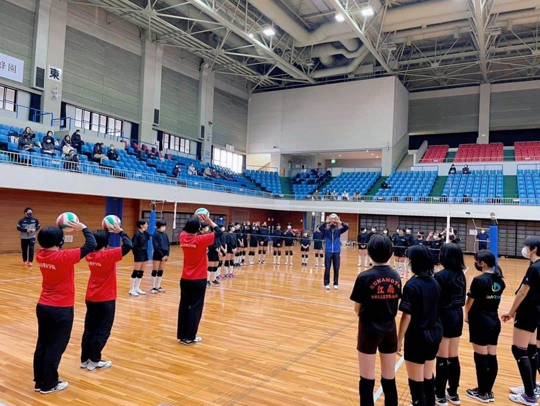 迫田さおりさんのインスタグラム写真 - (迫田さおりInstagram)「・ 今日は熊本県でミズノのビクトリークリニックをさせていただきました😊 ・ 熊本の中学生の皆さんが、積極的に行動してくれたり、発言をしてくれたおかげでとても素敵な時間を過ごすことが出来ました😆✨ ・ そして熊本信愛バレー部の選手が3人サポートしてくださり本当に助かりました🥺 ありがとうございました‼︎ ・ ・ #ミズノビクトリークリニック #バレーボール」12月12日 18時31分 - saori.rio