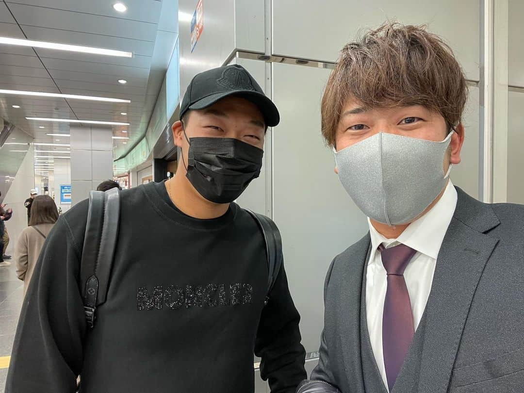 高野圭佑さんのインスタグラム写真 - (高野圭佑Instagram)「トライアウト投げ終えた高野圭佑です  駅歩いてたら 「高野さん高野さん、こんにちは」 と声を掛けてくれたガタイのいいお兄ちゃん  よく見ると阪神大山くんでした たかのはビックリしたよ！！  「高野さんのYouTubeいつもみてますよ」だって  俺もいつも台湾から阪神戦見てたよ！  トライアウトの結果は取り急ぎ、また！ 果報は寝て待て！吉報待ちます  #阪神タイガース #大山悠輔 #トライアウト #高野圭佑」12月12日 18時41分 - keisuke_takano58