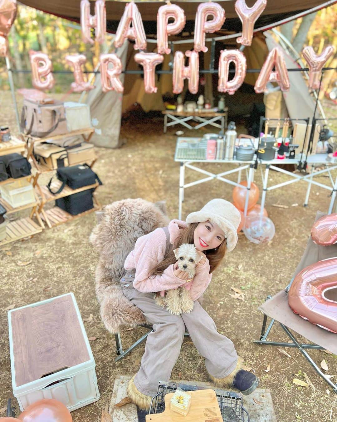 武田静加さんのインスタグラム写真 - (武田静加Instagram)「⁡ ⁡ 𝐇𝐚𝐩𝐩𝐲 𝐛𝐢𝐫𝐭𝐡𝐝𝐚𝐲 𝐭𝐨 𝐀𝐤𝐮𝐛𝐢...🍰💖✨ ⁡ ⁡ 2nd Brithday ドレスコード:ピンク ⁡ ⁡ ⁡ 今回のキャンプの主役は 特別扱いのあくびさん ケーキと美味しいご飯でお祝い🎂💕 ⁡ ⁡ ⁡ ⁡ 元気で強気で甘えん坊でびびりで ドッグランの楽しさ おもちゃを買う楽しさを教えてくれたのは あくびさんです。 私の元に来てくれてありがとう☺️💓 ⁡ 素敵な1年にしようね☺️✨ ⁡ ⁡ ⁡ #Happybirthday#お誕生日#2歳#あくび #ドレスコード#dresscode#ピンク#pink #familycamp#camp#キャンプ#dog#犬との生活 #つくば犬たちの森ドッグランキャンプ場」12月12日 18時50分 - takedashizuka0517