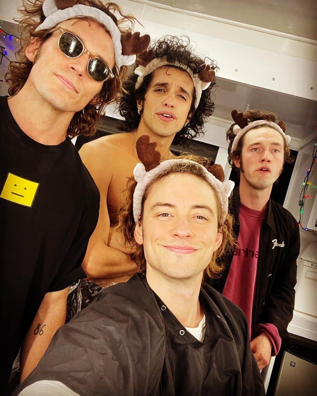 サム・クラフリンのインスタグラム：「And that’s a wrap on block one for @daisyjonesandthesix.  Happy holidays y’all ✌🏻」