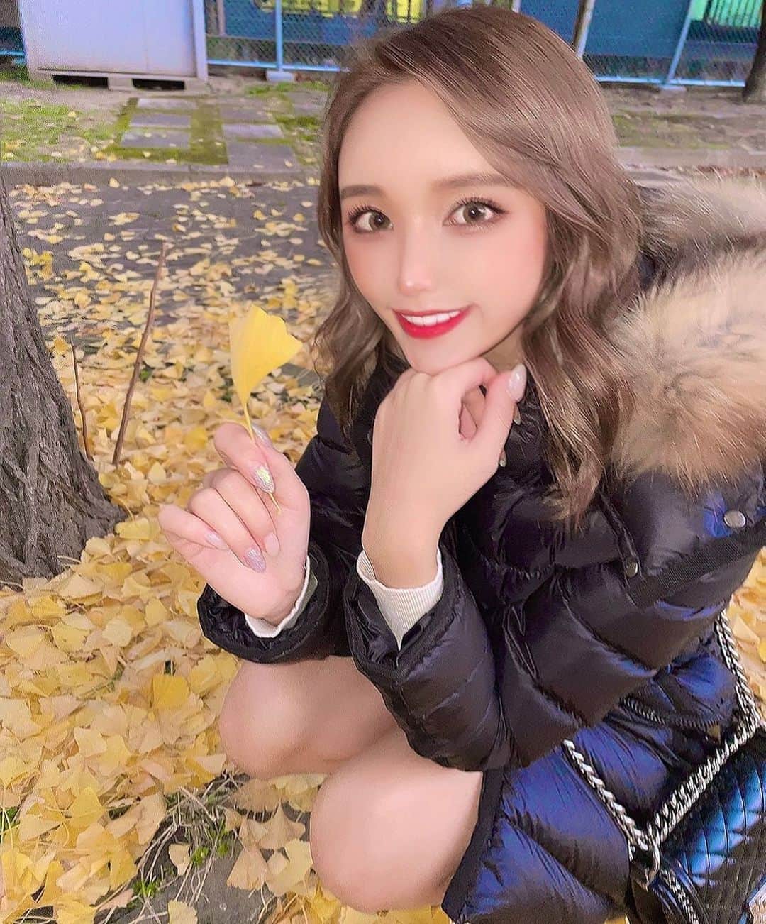 のインスタグラム：「⁡ ⁡ イチョウ🍂💛 ⁡ カメラマンりのん👧🏻💕 ⁡ 今年紅葉見に行けなかったなー🥲 クリスマスは何しようかしら🎄✨ ⁡ ⁡ #秋 #銀杏 #冬 #クリスマス」