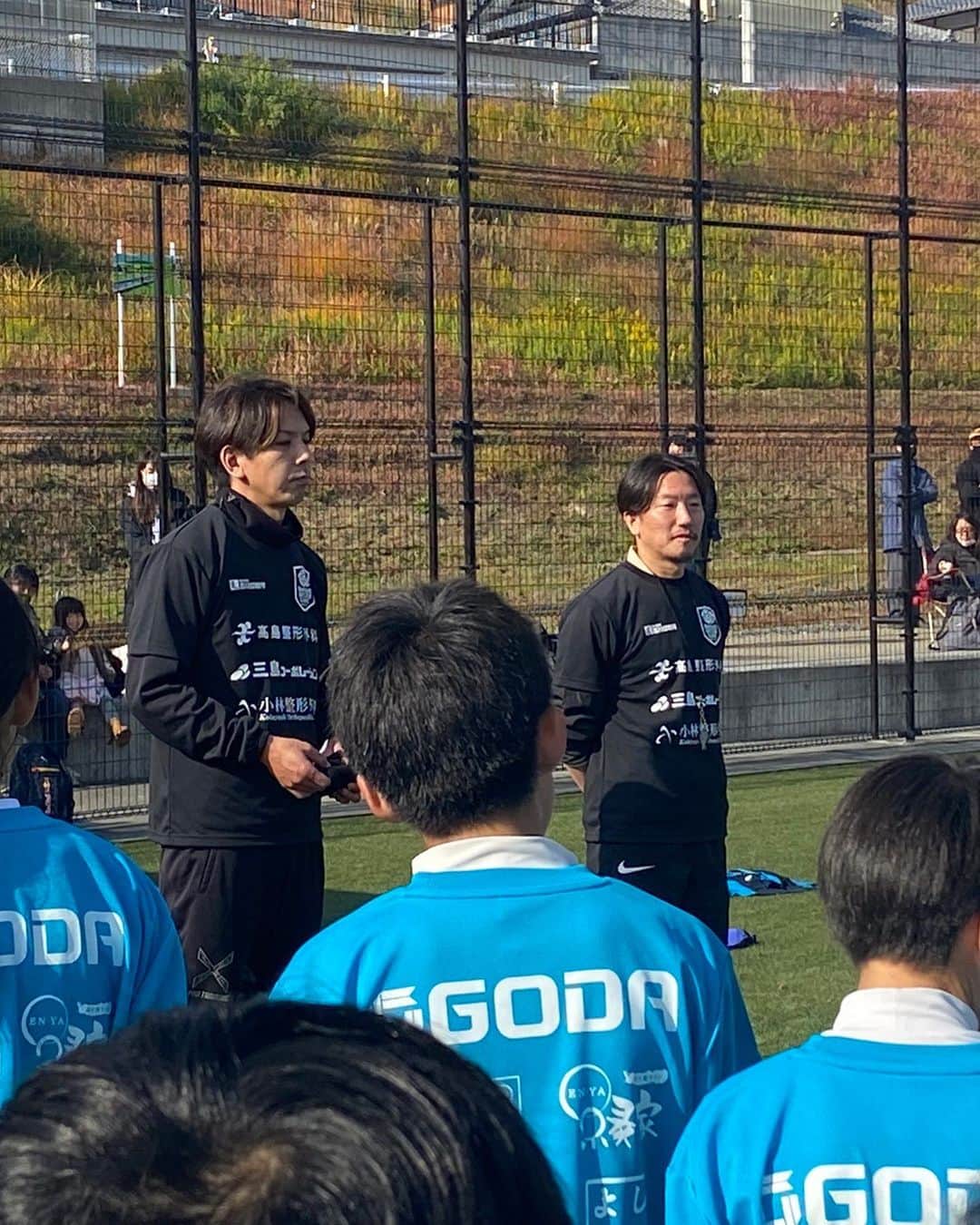 寺田紳一さんのインスタグラム写真 - (寺田紳一Instagram)「昨日、地元である茨木市で茨木サッカークリニック2021が開催されました(^^)  午前の部、午後の部合わせて約150人の子供たち(^^)  みんな積極的にプレーしてくれて本当に楽しい時間でした(^^)  僕自身も指導者として凄く良い経験ができた最高の1日でした‼︎  今回のサッカークリニック開催にあたり協賛していただいた皆様、本当にありがとうございました‼︎  どんな時も楽しんだもん勝ち‼︎  #茨木サッカークリニック2021  #サッカークリニック #元jリーガーによるサッカークリニック  #三島コーポレーション #高島整形外科 #小林整形外科 #株式会社ゴウダ #西川印刷 #炭火焼き牛タン縁家  #ごちそう鉄板吉和  #釜揚うどん友商 #株式会社のむのむ #株式会社MONOLITH #三河べいす #ハポロコ #木村敦志 #地元 #茨木 #どんな時も楽しんだもん勝ち」12月12日 18時57分 - shinichi_terada