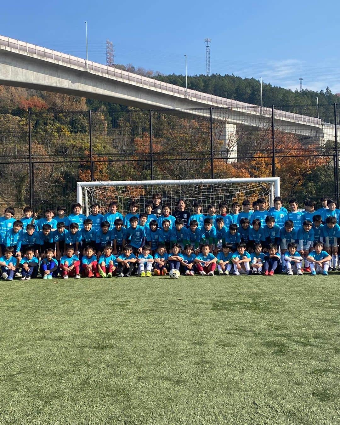 寺田紳一さんのインスタグラム写真 - (寺田紳一Instagram)「昨日、地元である茨木市で茨木サッカークリニック2021が開催されました(^^)  午前の部、午後の部合わせて約150人の子供たち(^^)  みんな積極的にプレーしてくれて本当に楽しい時間でした(^^)  僕自身も指導者として凄く良い経験ができた最高の1日でした‼︎  今回のサッカークリニック開催にあたり協賛していただいた皆様、本当にありがとうございました‼︎  どんな時も楽しんだもん勝ち‼︎  #茨木サッカークリニック2021  #サッカークリニック #元jリーガーによるサッカークリニック  #三島コーポレーション #高島整形外科 #小林整形外科 #株式会社ゴウダ #西川印刷 #炭火焼き牛タン縁家  #ごちそう鉄板吉和  #釜揚うどん友商 #株式会社のむのむ #株式会社MONOLITH #三河べいす #ハポロコ #木村敦志 #地元 #茨木 #どんな時も楽しんだもん勝ち」12月12日 18時57分 - shinichi_terada