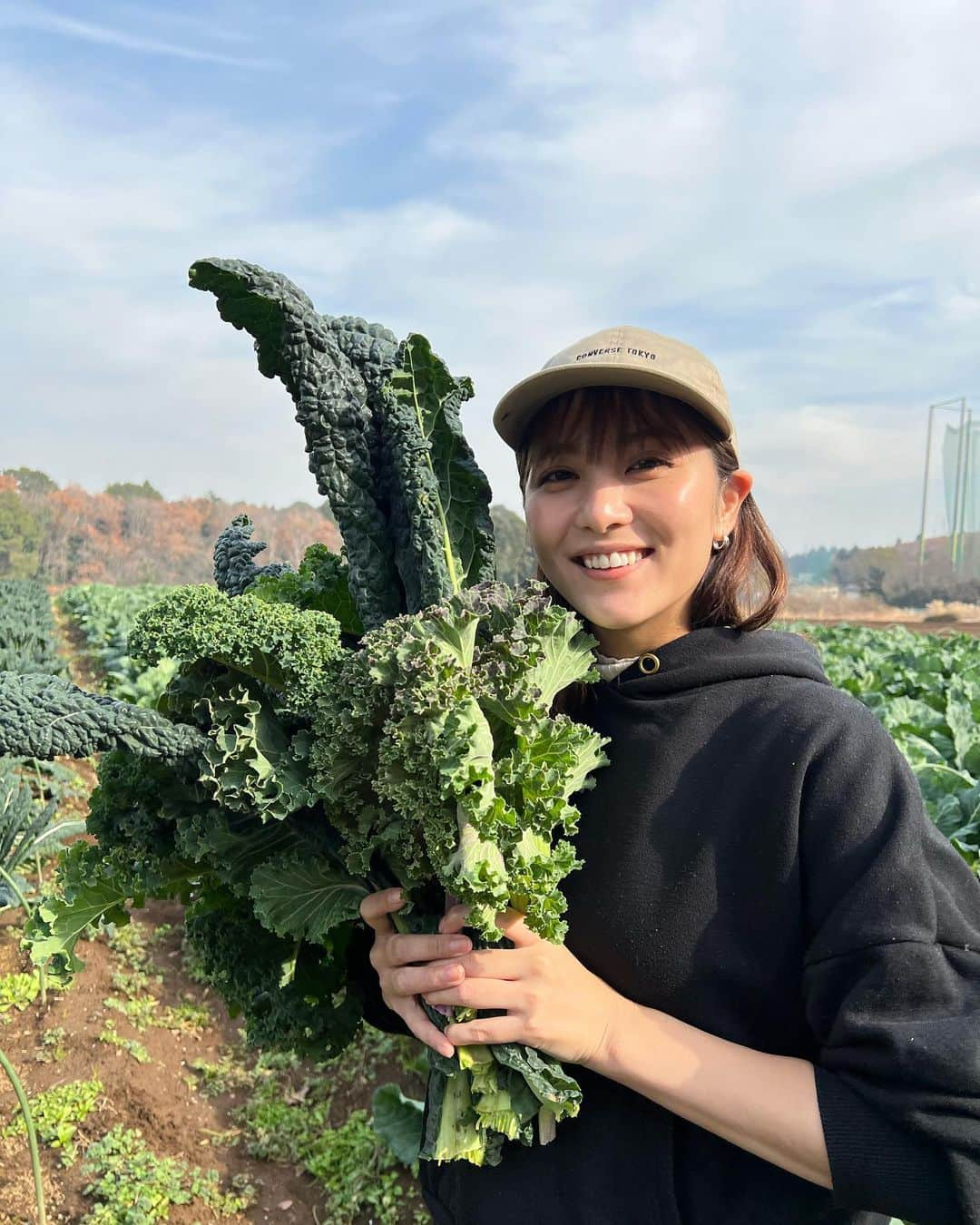 トラウデン直美さんのインスタグラム写真 - (トラウデン直美Instagram)「恋ちゃんと畑🌱  今日は色々とたくさん収穫しました！ ケール、大根、ごぼう、ネギ、ターツァイ、べか菜！ たくさん収穫して畑の恵みを感じました🥰 恋ちゃんとの畑が久々ですごく幸せだった〜✨  明日は収穫した大根とごぼうを使って、豚汁でも作ろうかなぁ🐯  #恋とトラと畑 #恋とトラと野菜  #農業　#畑」12月12日 19時01分 - naomi_trauden_