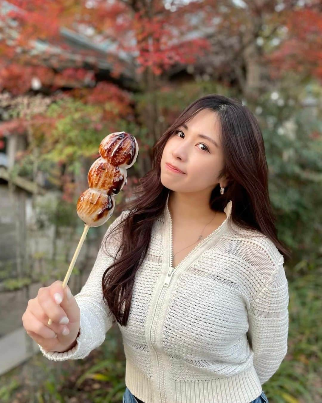 宮下舞花さんのインスタグラム写真 - (宮下舞花Instagram)「紅葉を観に一年ぶりに高尾山へ♡🍁ちゃんと山頂まで登りました⛰ . . 美味しいお団子付き🍡」12月12日 19時04分 - maikamaimaika