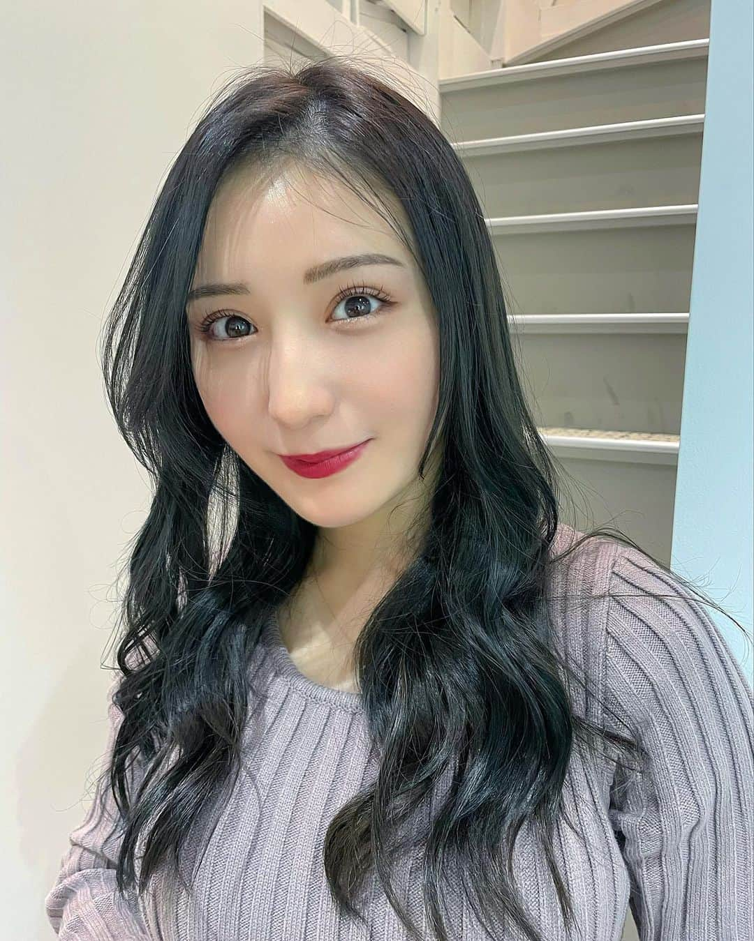 伊藤愛真さんのインスタグラム写真 - (伊藤愛真Instagram)「まつ毛ギャンギャンにあげてもらった🥰 . パリジェンヌ最強すぎっっっ 最近笑顔のイメージないと言われること多くなってきたから たまには笑顔で！笑」12月12日 19時04分 - __emagram