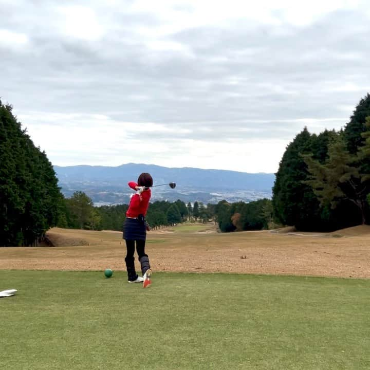 Alyssaのインスタグラム：「打ち下ろしショット🏌️‍♀️ いい感じでドローしました😊  調子が悪くても、たまにこういう風に打てると嬉しくなって、やっぱりゴルフ好きだなぁって思ってしまう😌笑  最近練習不足なので、ちゃんと練習しなきゃ💦  生活リズムを変えないと平日に練習行けないので、そこから改善しようかな🤔✨  ニット　@archivio.official_online  スカート＆シューズ　@adidasgolf @adidastokyo  レッグウォーマー　@junandrope   #白いレッグウォーマーも欲しい #気持ちだけでは未来は変わらない #行動するぞ #instagolf #golstagram #골프스타그램  #ゴルフ #golf #골프연습 #골프 #ゴルフ女子 #女子ゴルフ #目指せ美スイング #golfswing  #ゴルフスイング #골프스윙 #골프연습」