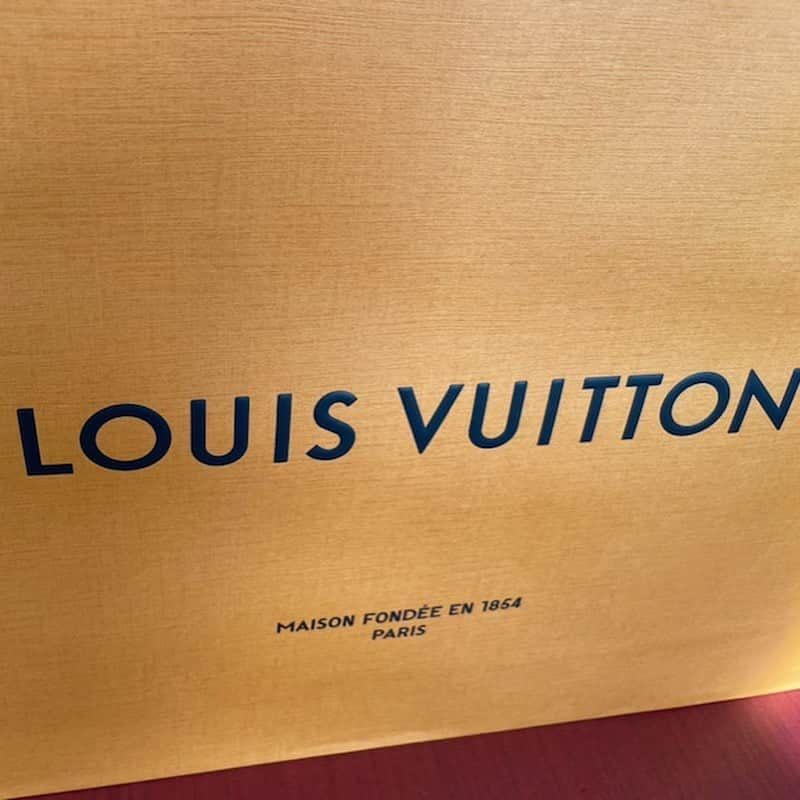 市川海老蔵 （11代目）さんのインスタグラム写真 - (市川海老蔵 （11代目）Instagram)「Received a birthday gift from Louis Vuitton✨  Opened the box, and WOW‼️ Such a gorgeous scarf✨ And it feels so nice & smooth‼️  Dear Louis Vuitton✨ Thank you very much🎂 for the great gift🎁  * ルイヴィトンさんから誕生日プレゼント いただきました✨  あけたら、 おぉ‼️ すごい豪華なスカーフですね✨ 触り心地も最高‼️  ルイヴィトンさん✨ お誕生日プレゼント🎁 ありがとうございます🎂  #市川海老蔵 #海老蔵 #成田屋 #歌舞伎  #歌舞伎座 #和 #舞台 #ABKAI #ABMORI #ebizoichikawa #ebizo #kabuki #thunderparty #ebizotv #theater #theaterarts #actor #kabukiactor #japan #classic #traditionaljapan #japaneseculture #japan_og_insta #performingarts #LouisVuitton」12月12日 20時09分 - ebizoichikawa.ebizoichikawa