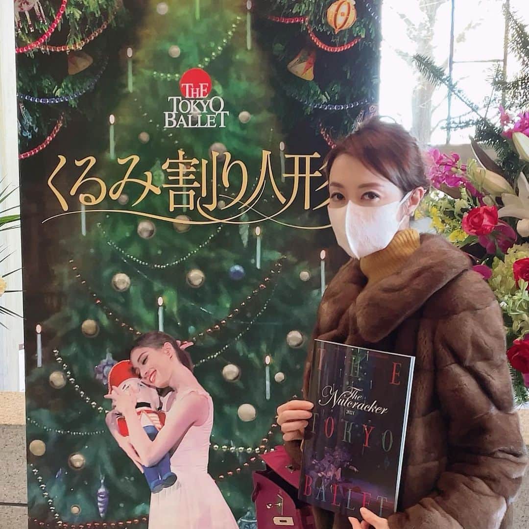 麻生あくらさんのインスタグラム写真 - (麻生あくらInstagram)「東京バレエ団の『くるみ割り人形💕』へ 今年もこの時間が持てたことに感謝✨🥲  写真を撮りたい女の子たちの列に混ざる心が少女なアタクシw  トキメキの心は年齢関係ありません⭐️💕王子様がいなければお姫様は成り立たない。バレエの世界にはいつも王子様が😍 Someday my prince will come 🤣💕  #akurarobe#akurarobefur#ballet#classicballet#inspired#thenutcracker#holidayseason#christmastime#christmas#バレエは創造の源」12月12日 20時09分 - akura_akura