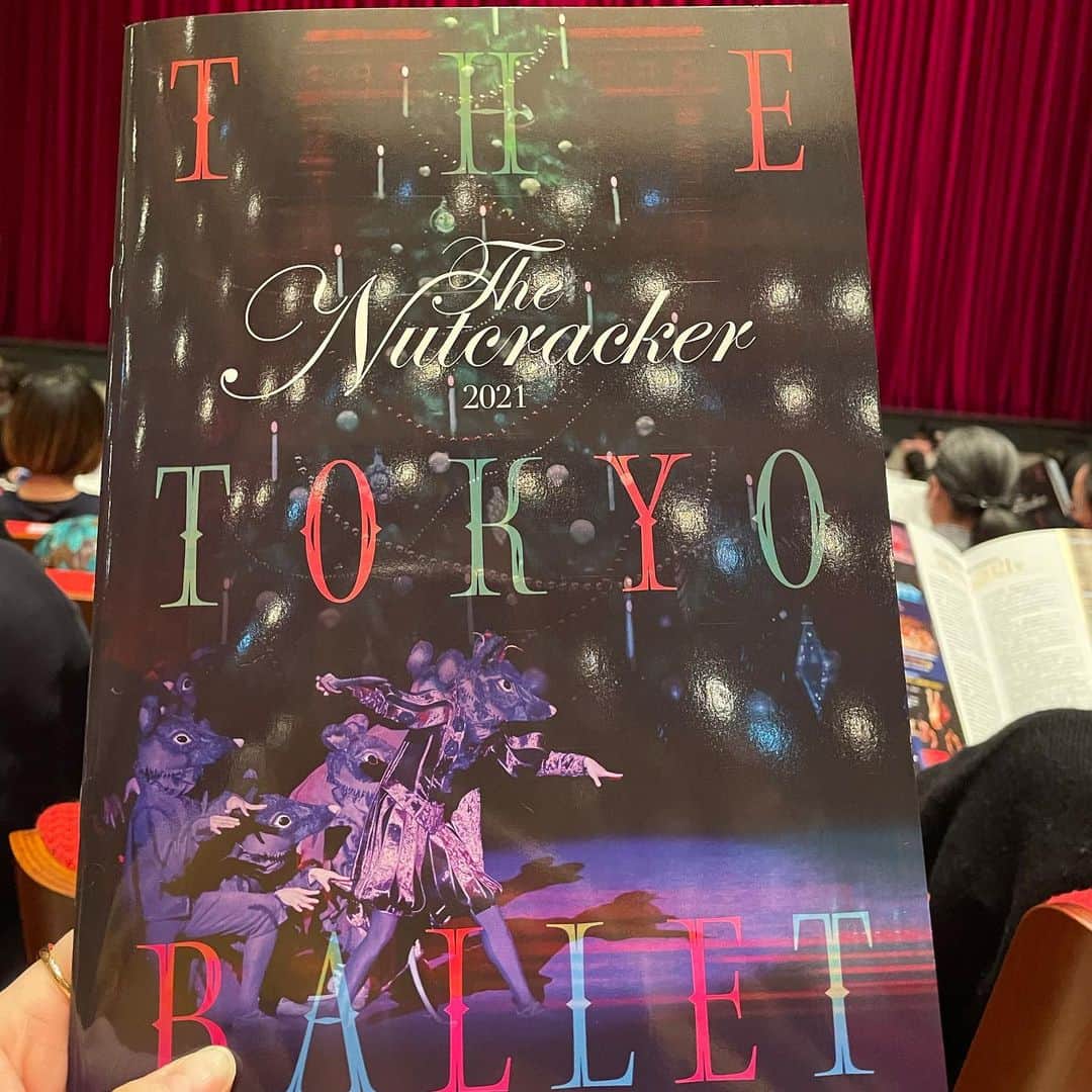 麻生あくらさんのインスタグラム写真 - (麻生あくらInstagram)「東京バレエ団の『くるみ割り人形💕』へ 今年もこの時間が持てたことに感謝✨🥲  写真を撮りたい女の子たちの列に混ざる心が少女なアタクシw  トキメキの心は年齢関係ありません⭐️💕王子様がいなければお姫様は成り立たない。バレエの世界にはいつも王子様が😍 Someday my prince will come 🤣💕  #akurarobe#akurarobefur#ballet#classicballet#inspired#thenutcracker#holidayseason#christmastime#christmas#バレエは創造の源」12月12日 20時09分 - akura_akura