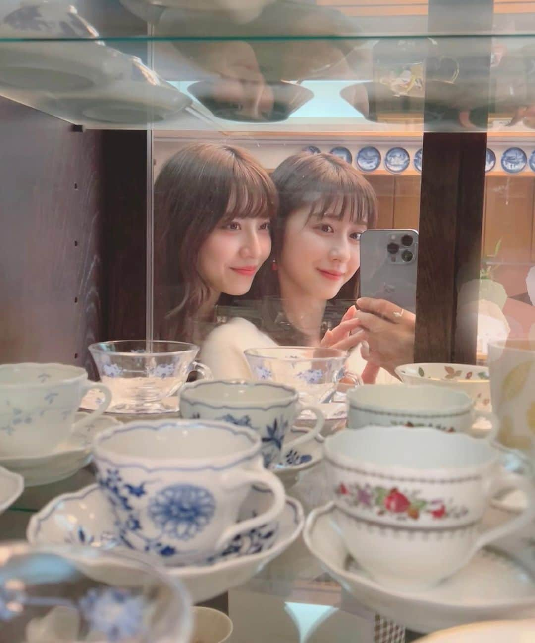 斎藤ちはるさんのインスタグラム写真 - (斎藤ちはるInstagram)「祖母の家の食器棚越しの姉妹👭 . 可愛いティーカップが並んでいたので📸 . . #ティーカップ の #他 にも #私たち #孫 の写真や #思い出 の品々が #飾ってあって #幸せな気持ち になる . . @mari_sakura_  #斎藤ちはる#テレビ朝日#テレビ朝日アナウンサー#テレ朝#アナウンサー#姉妹#家族#祖母#おばあちゃんち#おばあちゃん#食器棚#食器#鏡越し#鏡越しショット#鏡#休みの日#お休み#お休みの日#妹#👭」12月12日 20時02分 - chiharu_saito_ex