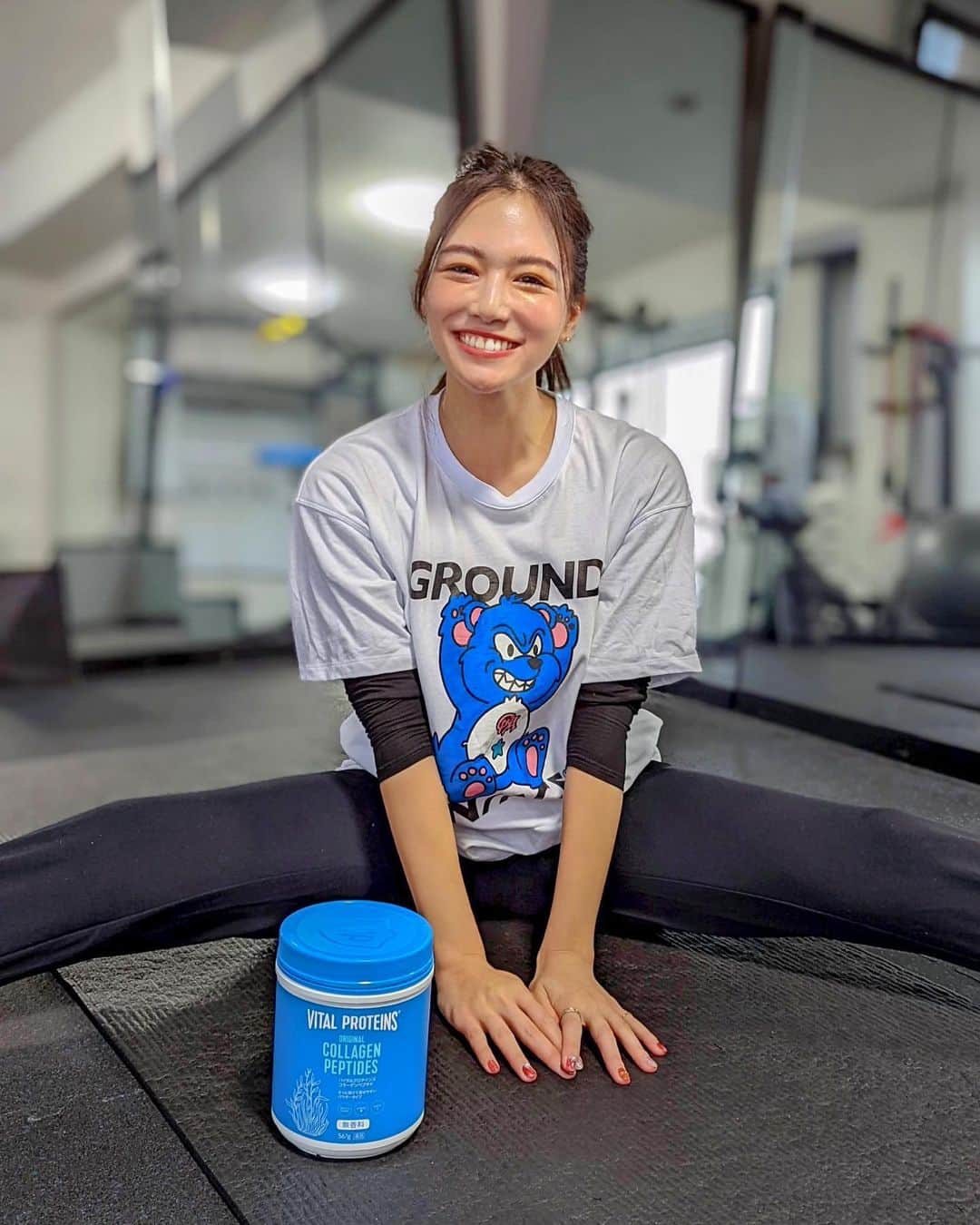 のインスタグラム：「こんばんは💛 . 今週もbodyboxでパーソナルトレーニングを✨ ここでトレーニングすると本当翌日筋肉痛になるので、筋肉をちゃんとつけるためにも運動後すぐにプロテインはとるようにしているのでもうバイタルプロテインズを置いてもらってます笑 @vitalproteins.japan 💗 . サプリメント大国のアメリカで売上No.1のコラーゲンブランド👑 . 吸収しやすいように低分子化したコラーゲン「コラーゲンペプチド」に、水分を保持する「ヒアルロン酸」と、からだにうれしい「ビタミンC」を配合 ❤️有名な海外女優さんも愛用してるよ！ . 年齢を重ねるにつれて肌ケアも気になるしきちんとコラーゲン補給も大切だよね❤️コーヒーなどにもさっと溶けやすくて毎日飲みやすいから続けられるよ🙆‍♀️ . しかも今なら！MEGAドン・キホーテで12/31までセール中❣️（567gのボトルタイプが1,000円引き、10gの個包装タイプが、1本売り 税込販売価格：291円 → 198円） . ぜひチェックしてみてね❣️ . #バイタルプロテインズ #はじめてのコラーゲンプロテイン習慣 #StayVital #Ambassador #プロテイン女子 #ネスレ #protein #プロテイン #パーソナルトレーニング #ヨガ #yoga #workout #ワークアウト#筋トレ #筋トレ女子 #トレーニング #ヨガインストラクター #ヨガウェア #yogawear #yogainstructor #ヨガ女子 #healthylifestyle #ヘルシー #たんぱく質 #training #ヨガポーズ #ヨガライフ #yogalife #アメリカ」