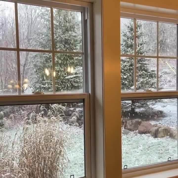 のインスタグラム：「Because every winter wonderland should be walkable, Superhost Kate’s secluded lakeside house comes with snowshoes. Ski slopes are just a half-hour away, too, but there’s a lot to be said for staying in with a crackling fire and some board games.   Give a place to let it snow with an Airbnb gift card. Link in bio.  Video: @sagehavencottage」