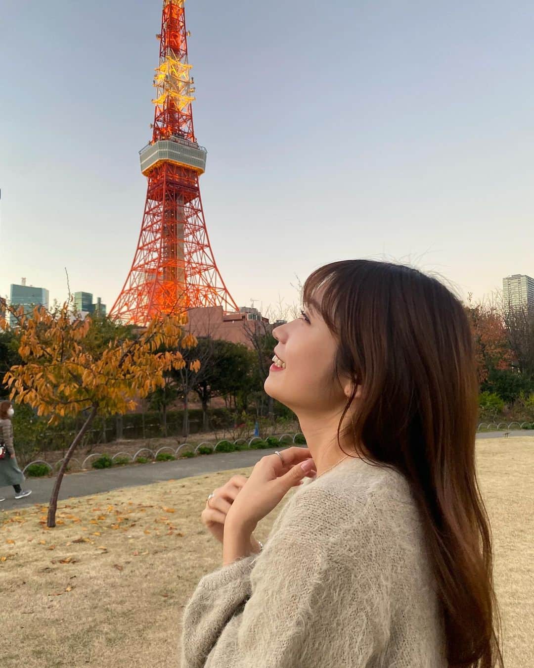のインスタグラム：「. 笑顔に自信が持てるようになりたくて✨ 最近歯の白さって大切だなと改めて思い ホワイトニングサロンへ🦷  何度かホワイトニング行ったことあるけど 続かずにやめてしまっていたので…😢  ここはセルフホワイトニングなのに先生も優しくて ちゃんと細かくアドバイスしてくれるの✨ 1ヶ月1万円通い放題プランもあるみたい！  ここでちゃんと通うぞーって 気合い入れたので、また経過ストーリーにでも載せようかな👀」