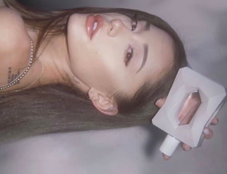 アリアナ・グランデのインスタグラム：「holiday things 🪞🤍 @ultabeauty」