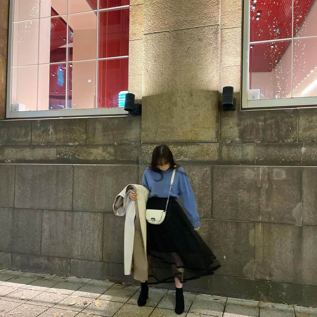 中嶋桃花さんのインスタグラム写真 - (中嶋桃花Instagram)「今日の#モモstyle   アシンメトリーなデザインのシフォンスカートが今日のポイントです♡  今日は神戸市が成人式だったらしく神戸は振袖やスーツの子達がたくさんでみんなとってもキラキラしてました〜  私はお昼から「そして、バトンは渡された」を見に行き、たくさん泣いて目を腫らして、カフェで映画や最近の事についてお友達とと何時間もおしゃべりする、そんな幸せな休日でした☀️  あんなに涙を流したのは久しぶりでした。家族がテーマの作品にはとことん弱いです。 素敵な映画でした🎞」12月12日 20時44分 - momoka_nakajima