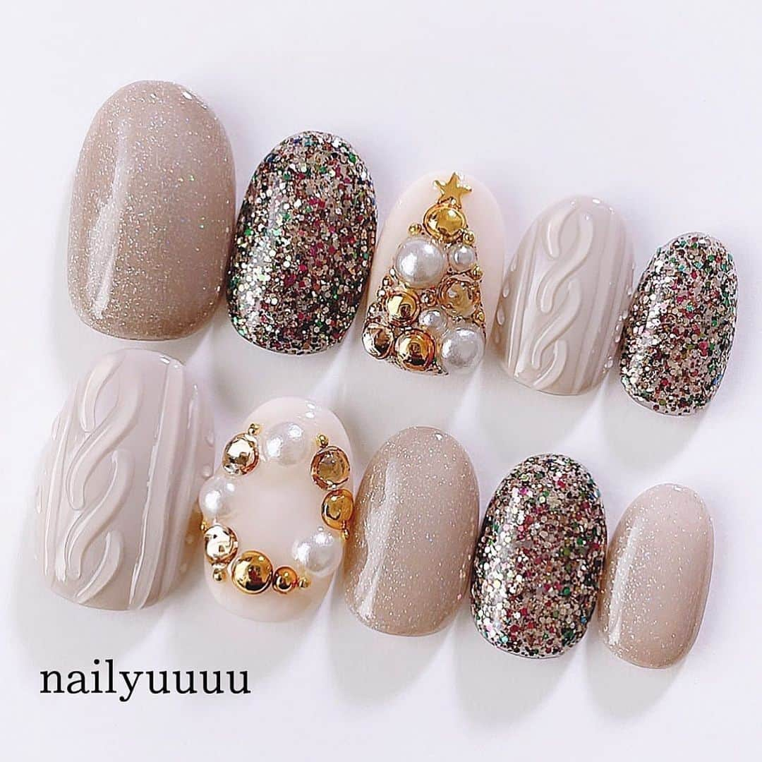 R i R y (リリー)さんのインスタグラム写真 - (R i R y (リリー)Instagram)「『クリスマスネイル🎄 💅』　　  可愛すぎるクリスマスネイルをご紹介❄️ ぜひ参考にしてみてね💓  ✴︎---------------✴︎---------------✴︎  ▶▶掲載する写真を募集中📸 カワイイ写真が撮れたら、@velle.jp をタグ付けするか、ハッシュタグ #velle_jp をつけて投稿してみてね♪  velle編集部と一緒にカワイイで溢れるvelleを創っていこう😚🤍  ✴︎---------------✴︎---------------✴︎  #ネイル好きな人と繋がりたい #コスメ好きさんと繋がりたい #シンプルネイル #上品ネイル #細フレンチネイル #細フレンチ #ネイルチップ #ネイルチップデザイン #岡山ネイル #ナチュラルネイル #gelnails #クリスマスネイル  #ニュアンスネイル #fashiongram #네일 #美甲 #nailsoftheday　#クリスマスネイル #お洒落女子 #美甲師 #네일맛집 #tangled #네일스타그램 #instanails　#naildesigns #nailforall #冬コーデ #冬ネイル2021 #nailswag」12月12日 21時00分 - velle.jp