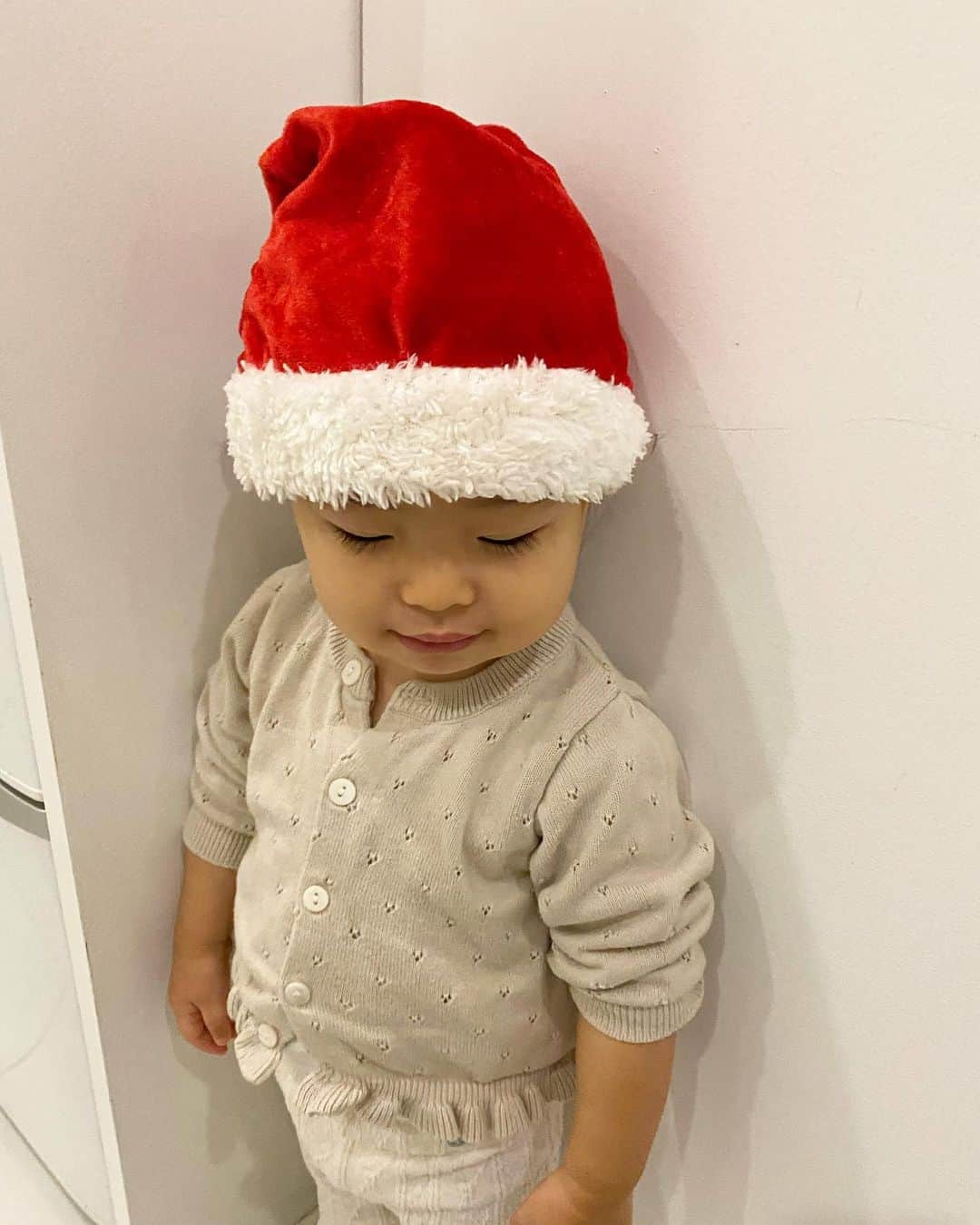 篠田麻里子さんのインスタグラム写真 - (篠田麻里子Instagram)「もうすぐクリスマス🎄🧑‍🎄 私にもサンタさん来るかなー✨？ 🙄なんてね  #クリスマス#チビサンタ」12月12日 21時03分 - shinodamariko3