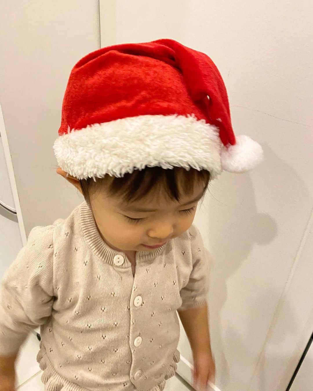 篠田麻里子さんのインスタグラム写真 - (篠田麻里子Instagram)「もうすぐクリスマス🎄🧑‍🎄 私にもサンタさん来るかなー✨？ 🙄なんてね  #クリスマス#チビサンタ」12月12日 21時03分 - shinodamariko3