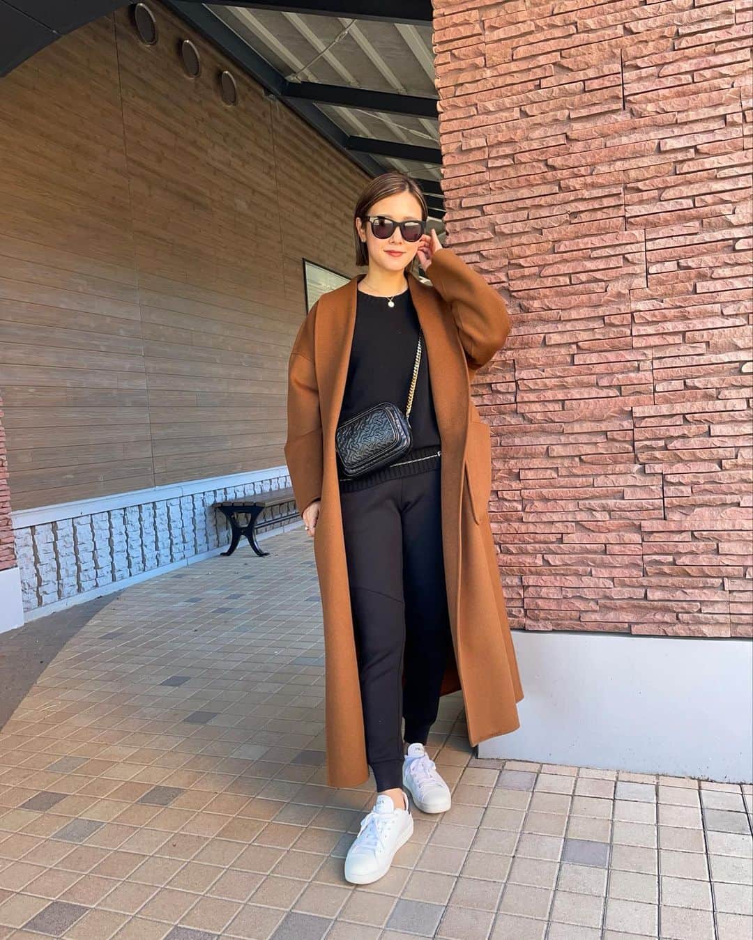 yukoさんのインスタグラム写真 - (yukoInstagram)「2021/12/12  旅行2日目のコーデは昨日の服装にニットを変えたのみ🧶 長時間の移動は疲れない服装が良くて😌車で往復８時間以上かかりました笑  おnewのコートは色、着丈、デザインも理想的すぎて❤️ロングなのに軽量なのも◎  coat #despres  knit.shoes #prada pants #uniqloplusj  bag #burberry」12月12日 21時05分 - sa_youu
