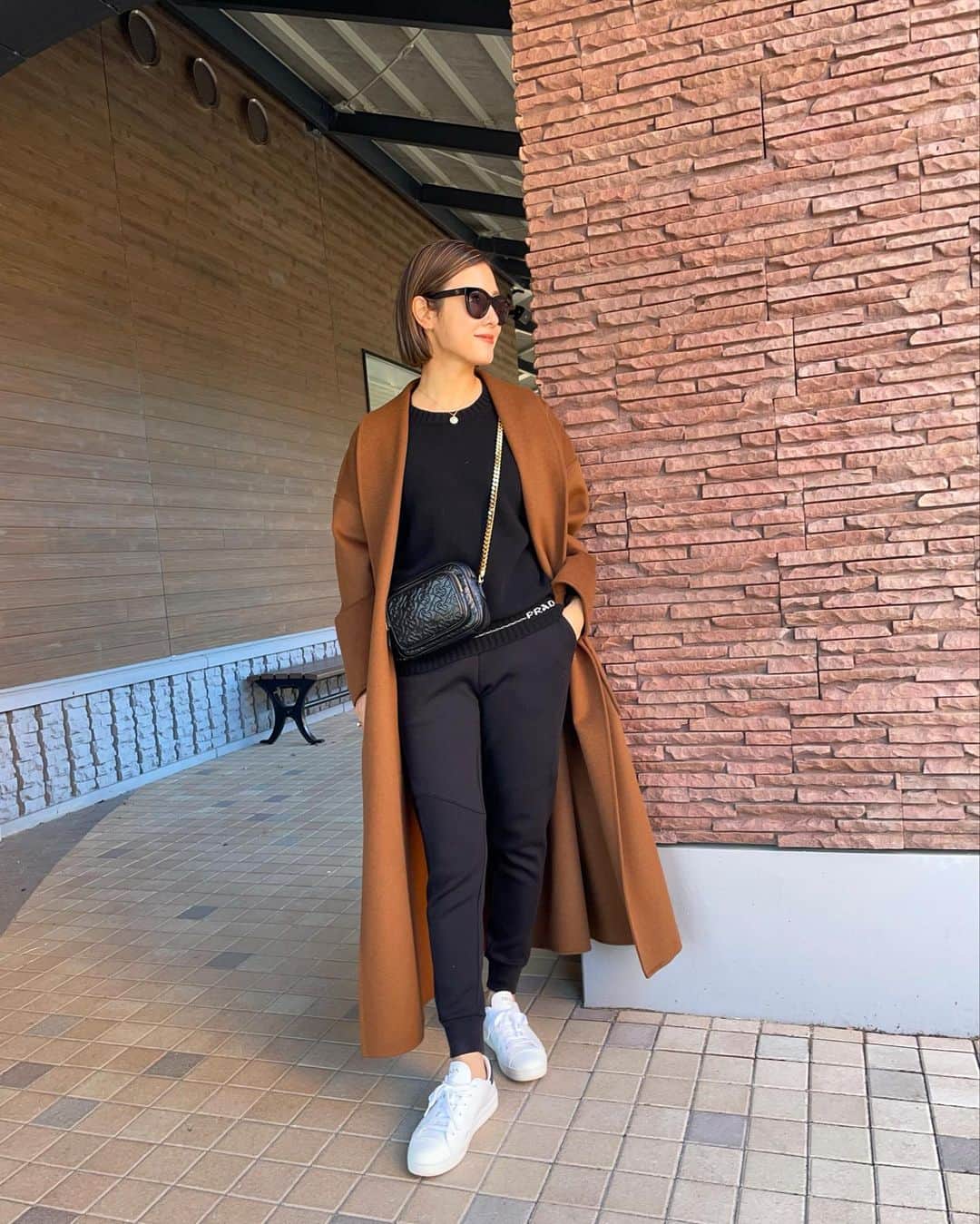 yukoさんのインスタグラム写真 - (yukoInstagram)「2021/12/12  旅行2日目のコーデは昨日の服装にニットを変えたのみ🧶 長時間の移動は疲れない服装が良くて😌車で往復８時間以上かかりました笑  おnewのコートは色、着丈、デザインも理想的すぎて❤️ロングなのに軽量なのも◎  coat #despres  knit.shoes #prada pants #uniqloplusj  bag #burberry」12月12日 21時05分 - sa_youu