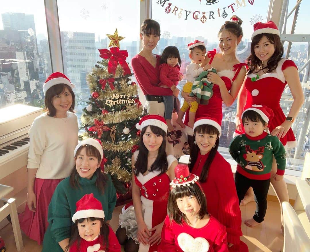 庄司ゆうこさんのインスタグラム写真 - (庄司ゆうこInstagram)「@natsukohayashi なっちゃんのお家でクリスマスパーティー🥳🎉 ももちゃんもサンタコスプレ🎅 私は手抜きで帽子だけにしました🤣笑 なっちゃんのお家は子供部屋が２つもあっておもちゃもたくさんあるから子供たちも勝手に遊んでてくれてホント助かる❣️みんなでワイワイして楽しかったぁー🥰 しかし最後の写真、ももちゃん鼻ほじりすぎー🤣🤣🤣 #クリスマスパーティー#クリスマス会#サンタコス #ホームパーティー#ママ友#女の子#男の子#こどものいる暮らし」12月12日 21時05分 - yuko.shoji