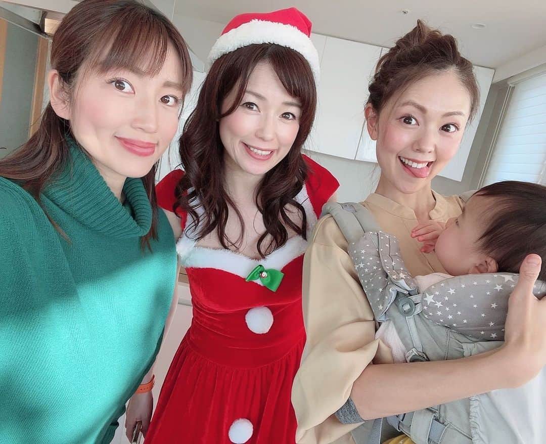 庄司ゆうこさんのインスタグラム写真 - (庄司ゆうこInstagram)「@natsukohayashi なっちゃんのお家でクリスマスパーティー🥳🎉 ももちゃんもサンタコスプレ🎅 私は手抜きで帽子だけにしました🤣笑 なっちゃんのお家は子供部屋が２つもあっておもちゃもたくさんあるから子供たちも勝手に遊んでてくれてホント助かる❣️みんなでワイワイして楽しかったぁー🥰 しかし最後の写真、ももちゃん鼻ほじりすぎー🤣🤣🤣 #クリスマスパーティー#クリスマス会#サンタコス #ホームパーティー#ママ友#女の子#男の子#こどものいる暮らし」12月12日 21時05分 - yuko.shoji