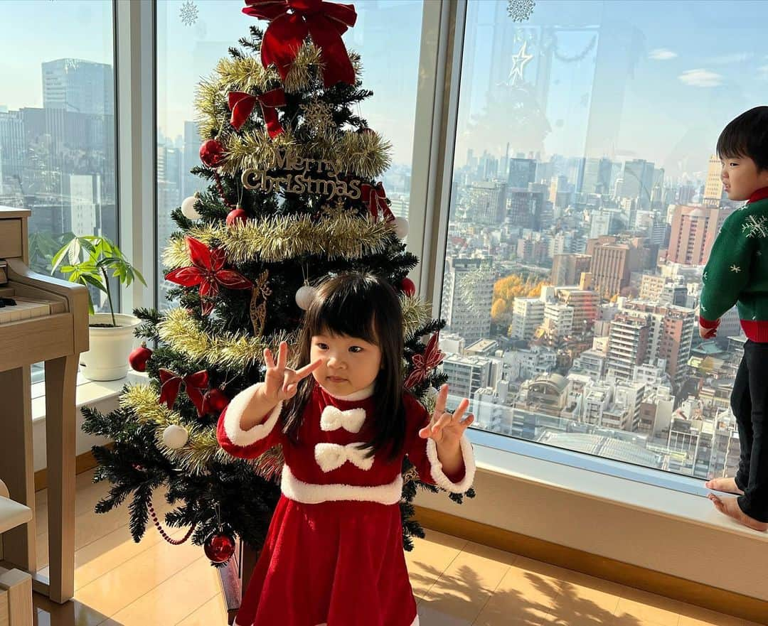 庄司ゆうこさんのインスタグラム写真 - (庄司ゆうこInstagram)「@natsukohayashi なっちゃんのお家でクリスマスパーティー🥳🎉 ももちゃんもサンタコスプレ🎅 私は手抜きで帽子だけにしました🤣笑 なっちゃんのお家は子供部屋が２つもあっておもちゃもたくさんあるから子供たちも勝手に遊んでてくれてホント助かる❣️みんなでワイワイして楽しかったぁー🥰 しかし最後の写真、ももちゃん鼻ほじりすぎー🤣🤣🤣 #クリスマスパーティー#クリスマス会#サンタコス #ホームパーティー#ママ友#女の子#男の子#こどものいる暮らし」12月12日 21時05分 - yuko.shoji