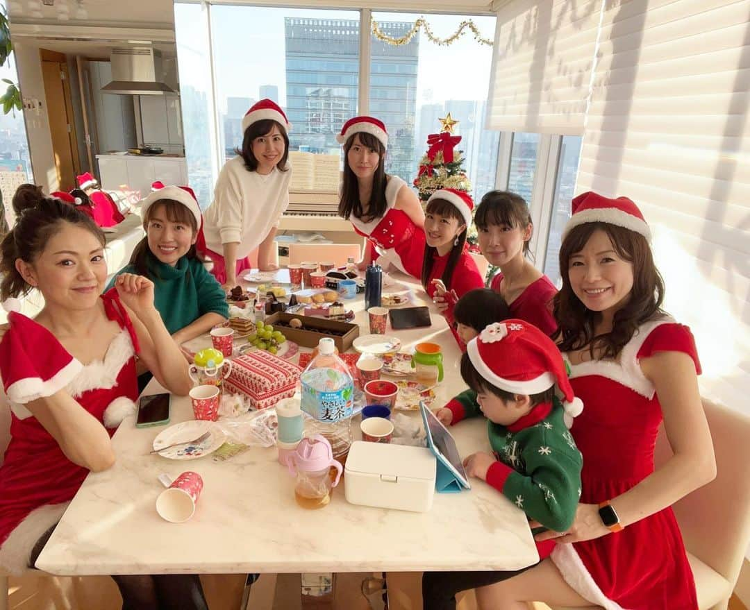 庄司ゆうこさんのインスタグラム写真 - (庄司ゆうこInstagram)「@natsukohayashi なっちゃんのお家でクリスマスパーティー🥳🎉 ももちゃんもサンタコスプレ🎅 私は手抜きで帽子だけにしました🤣笑 なっちゃんのお家は子供部屋が２つもあっておもちゃもたくさんあるから子供たちも勝手に遊んでてくれてホント助かる❣️みんなでワイワイして楽しかったぁー🥰 しかし最後の写真、ももちゃん鼻ほじりすぎー🤣🤣🤣 #クリスマスパーティー#クリスマス会#サンタコス #ホームパーティー#ママ友#女の子#男の子#こどものいる暮らし」12月12日 21時05分 - yuko.shoji